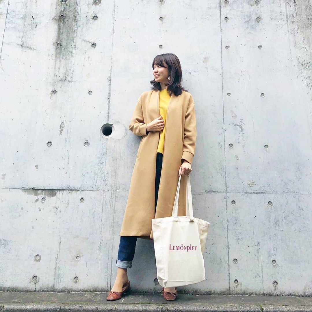 筧沙奈恵さんのインスタグラム写真 - (筧沙奈恵Instagram)「camel×yellow ・ Kuih @kuih_store のエアリーボンディングカルマネックトッパー、肌触りがよくて軽くて着心地バッチリ👌 ・ トートバッグは、レモンプレット　@choyo_lemonplet_japan のもの！シンプルだけど、ロゴにラメが入っていて華やかなところがお気に入りです✨ ・ #coat #Kuih #クイ #knit #kuih #クイ #pants #redcarddenim #レッドカードデニム  #bag #レモンプレット#lemonplet #shoes #daniellaandgemma #ダニジェマ ・ #ママコーデ　#ママファッション　#パンツコーデ　#アラサーコーデ　#30代コーデ　#秋コーデ　#冬コーデ　#パーソナルカラー　#イエベ秋　#イエベ秋コーデ」10月23日 22時20分 - sanaekakei