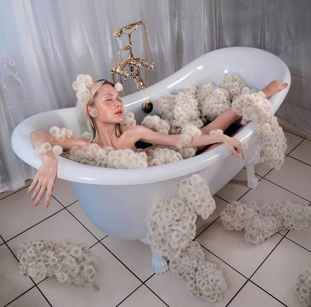 のインスタグラム：「Imagine you're blowing on...   Collaboration with @dmitryturcan」