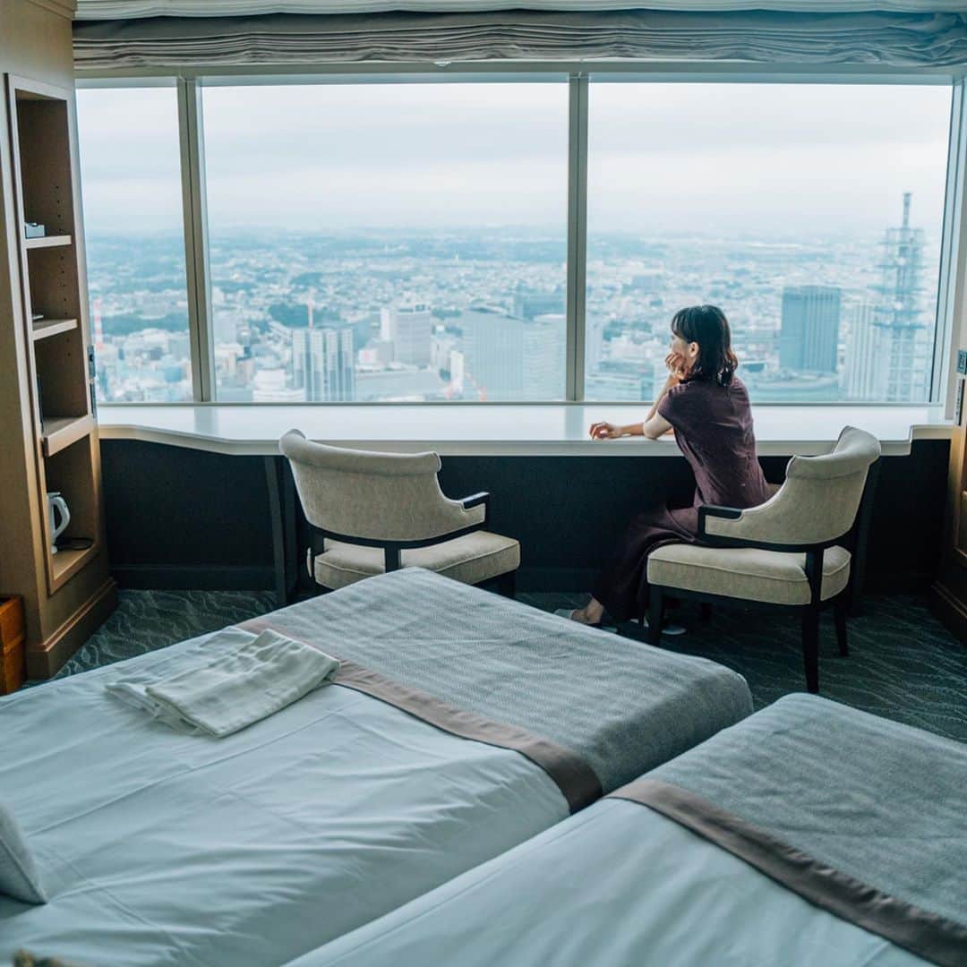 Hanako公式さんのインスタグラム写真 - (Hanako公式Instagram)「📍#Hanako_Hotelgram﻿ ﻿ Hanako.tokyoの連載企画『#Hanako_Hotelgram』🛌﻿ 一般企業に勤めながらインスタグラマーとしても活躍するもろんのんさん（@moron_non）が、東京の素敵なホテルで女子同士の週末ホテルステイを体験レポート。﻿ ﻿ 今回は、横浜市西区のみなとみらい、〈横浜ロイヤルパークホテル〉へ。横浜ランドマークタワーの高層階に位置するこのホテルは日本一高いホテルなんだそう🛳﻿ ﻿ 渋谷から電車で30分の距離で「スカイリゾート」な絶景と充実感を得られる空間。チェックアウトがおそめの時間なので、朝もホテルでまったりできるのはうれしいですね。泊まったお部屋は、60〜64Fにあるスカイリゾートフロア「アトリエ」の「コーナーツイン」。47平米ある広々とした部屋で、横浜のシティビューを一望できちゃうのがすごい！ちなみにベイブリッジビューのお部屋は、カップルの記念日などに人気なんだとか。コーヒーメーカーや大きなソファなどもあるので、くつろぎやすさは100点満点です。﻿ ﻿ #Hanako_Hotelgram#hanako_magazine#hotelgram #ホテル #ホテルの朝食 #ホテル女子会 #ホテルステイ #横浜ロイヤルパークホテル #横浜ホテル #横浜ランドマークタワー #横浜デート #横浜 #オーシャンビュー #記念日デート #ホテルおこもり」10月23日 22時25分 - hanako_magazine