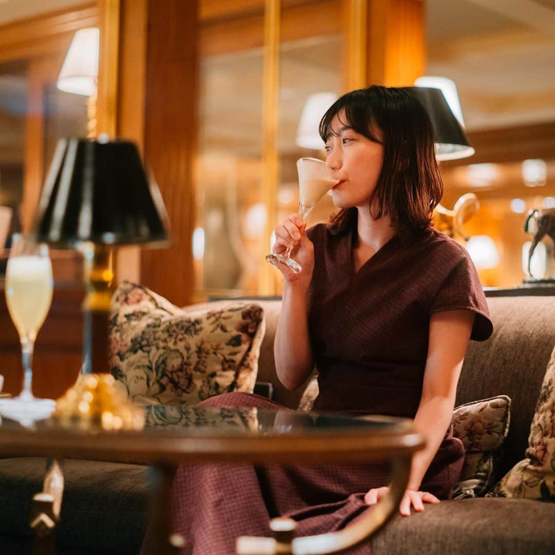 Hanako公式さんのインスタグラム写真 - (Hanako公式Instagram)「📍#Hanako_Hotelgram﻿ ﻿ Hanako.tokyoの連載企画『#Hanako_Hotelgram』🛌﻿ 一般企業に勤めながらインスタグラマーとしても活躍するもろんのんさん（@moron_non）が、東京の素敵なホテルで女子同士の週末ホテルステイを体験レポート。﻿ ﻿ 今回は、横浜市西区のみなとみらい、〈横浜ロイヤルパークホテル〉へ。横浜ランドマークタワーの高層階に位置するこのホテルは日本一高いホテルなんだそう🛳﻿ ﻿ 渋谷から電車で30分の距離で「スカイリゾート」な絶景と充実感を得られる空間。チェックアウトがおそめの時間なので、朝もホテルでまったりできるのはうれしいですね。泊まったお部屋は、60〜64Fにあるスカイリゾートフロア「アトリエ」の「コーナーツイン」。47平米ある広々とした部屋で、横浜のシティビューを一望できちゃうのがすごい！ちなみにベイブリッジビューのお部屋は、カップルの記念日などに人気なんだとか。コーヒーメーカーや大きなソファなどもあるので、くつろぎやすさは100点満点です。﻿ ﻿ #Hanako_Hotelgram#hanako_magazine#hotelgram #ホテル #ホテルの朝食 #ホテル女子会 #ホテルステイ #横浜ロイヤルパークホテル #横浜ホテル #横浜ランドマークタワー #横浜デート #横浜 #オーシャンビュー #記念日デート #ホテルおこもり」10月23日 22時25分 - hanako_magazine