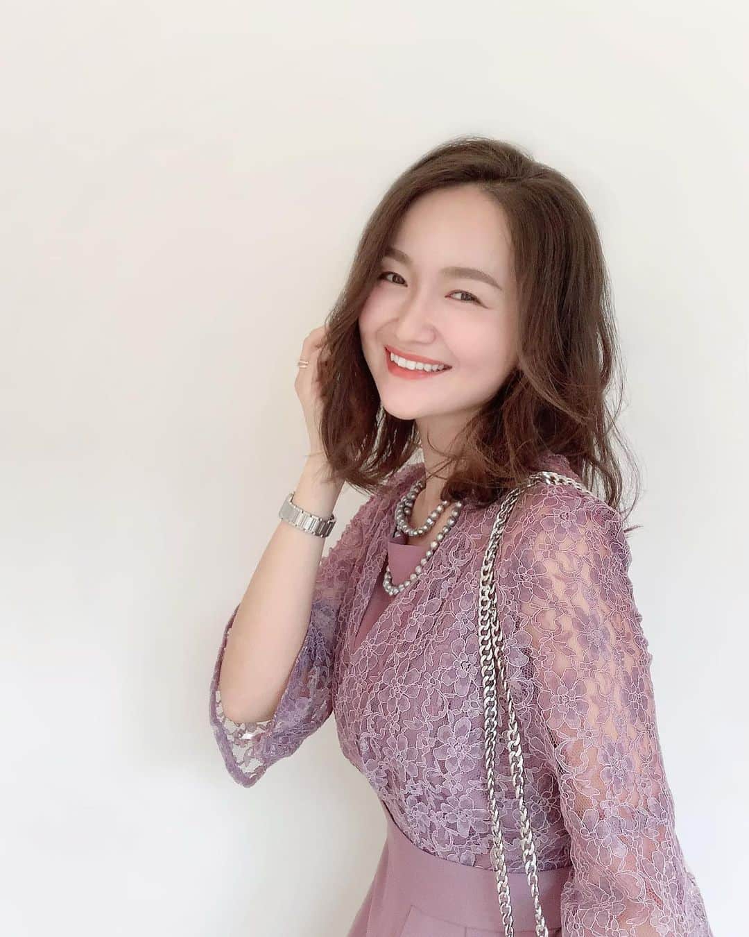 リナのインスタグラム：「👗❤︎  久しぶりにおめかししてお出掛け♪ …っといっても、 パパとサクッと飲んだだけ🍾  クローゼットの中は 大好きなカラーのワンピースで溢れてる🍑  銀座カラーなら 全身脱毛6回のおまとめ予約が可能だよ★ ...................................................... #mediumhair #refresh #haircare #coordinate #ootd #makeup #pierce #perl #おうち時間 #callaPR #hairstyle #hairsalon #hairarrange #銀座カラー #脱毛 #全身脱毛 #顔脱毛 #ラピスタル  無料カウンセリングのご予約は『 @ginzacalla_official 』の 公式アカウントURLからキャンペーンcheck！  #ニッセン #nissen #jolie_et_jolie_official #パーティードレス #お呼ばれドレス #monipla #nissen_fan」