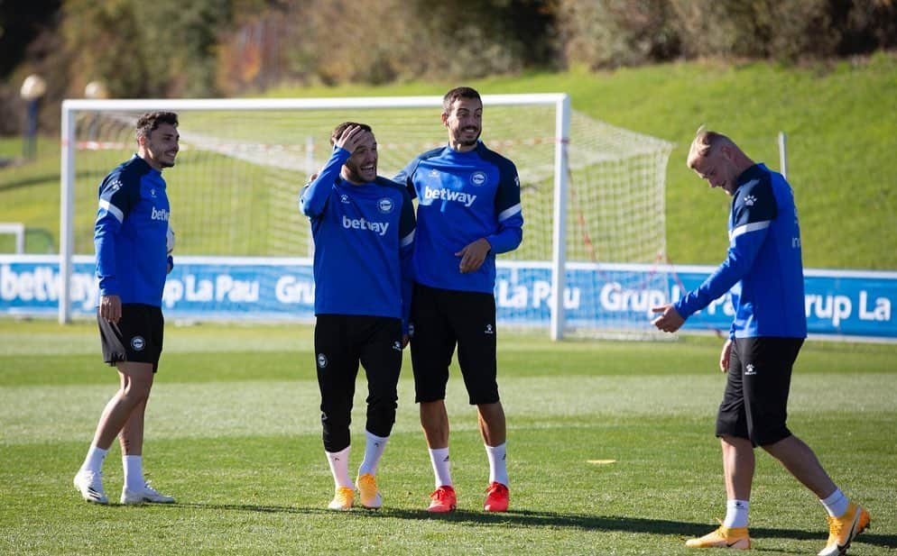 ホセ・ルイス・サンマルティン・マトさんのインスタグラム写真 - (ホセ・ルイス・サンマルティン・マトInstagram)「🍍 @deportivoalaves」10月23日 22時36分 - joselumato