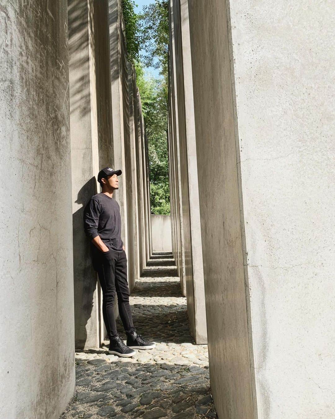 のインスタグラム：「The real voyage of discovery consists not in seeking new lands but seeing with new eyes. - Marcel Proust  発見の旅とは新しい景色を探すことではない。新しい目で見ること。- マルセル・プルースト  バチェロレッテジャパン EP7配信中です🌹✨ 最終回直前スタジオトークもキャラ濃く色々な話が暴露されますので是非お見逃しなく😌  #germany #berlin #travel #travellife  #thebachelorette #バチェロレッテ #バチェロレッテジャパン #バチェラー #下山裕貴 #amazonprimevideo #marcel_proust」