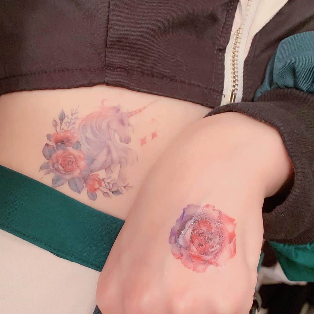 仮眠玲菜のインスタグラム：「#ユニコーン  #薔薇  #タトゥーシール」