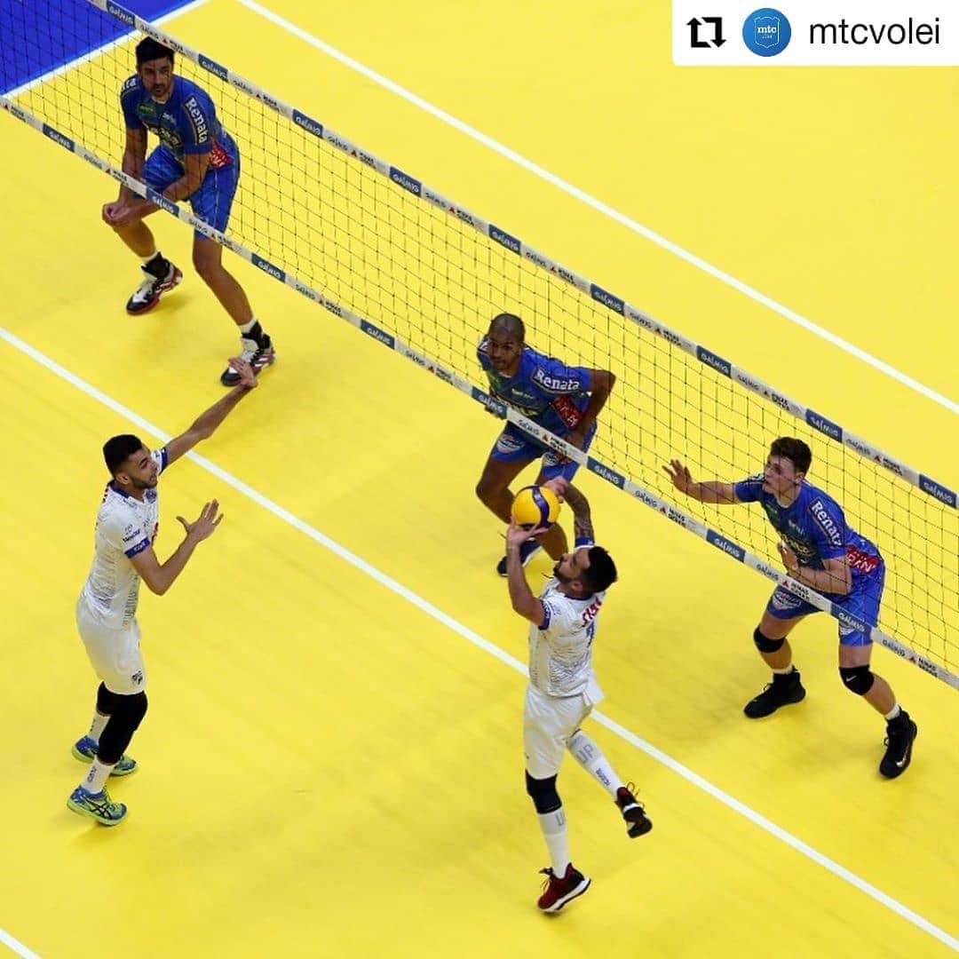 ウィリアム・アルジョナのインスタグラム：「Obrigado pela sua torcida #VCFAZPARTEDAMAGIA!! 🧙‍♂️👊  #Repost @mtcvolei • • • • • • 😍Já comprou passagem? 🚀 Porque nós estamos com vaga garantida NA SEMI do Troféu Super Vôlei Banco do Brasil 2020!   🏐Nossa estreia em competições nacionais chegou com grande vitória, por 3 sets a 1, em cima do Vôlei Renata.   🔥ON FIRE! ➡️ @matheus10volei (16pts) ➡️ @nicolasslazo (16pts)  🏆VIVA VÔLEI @william_elmago_arjona   🤩SÓ VAMO! Semifinal - 23/10 - 19h - Fiat/Minas x EMS Taubaté Funvic  #VaiMinas #MinasTenisClube #ParedãoAzul #Volei #VoleiMasculino #TamoJuntoNesseGame  🤝Patrocinadores: @fiatbr @axial.diagnosticos @_instanewton @iconesports  📸Fotos: Orlando/Bento - Minas Tênis Clube」