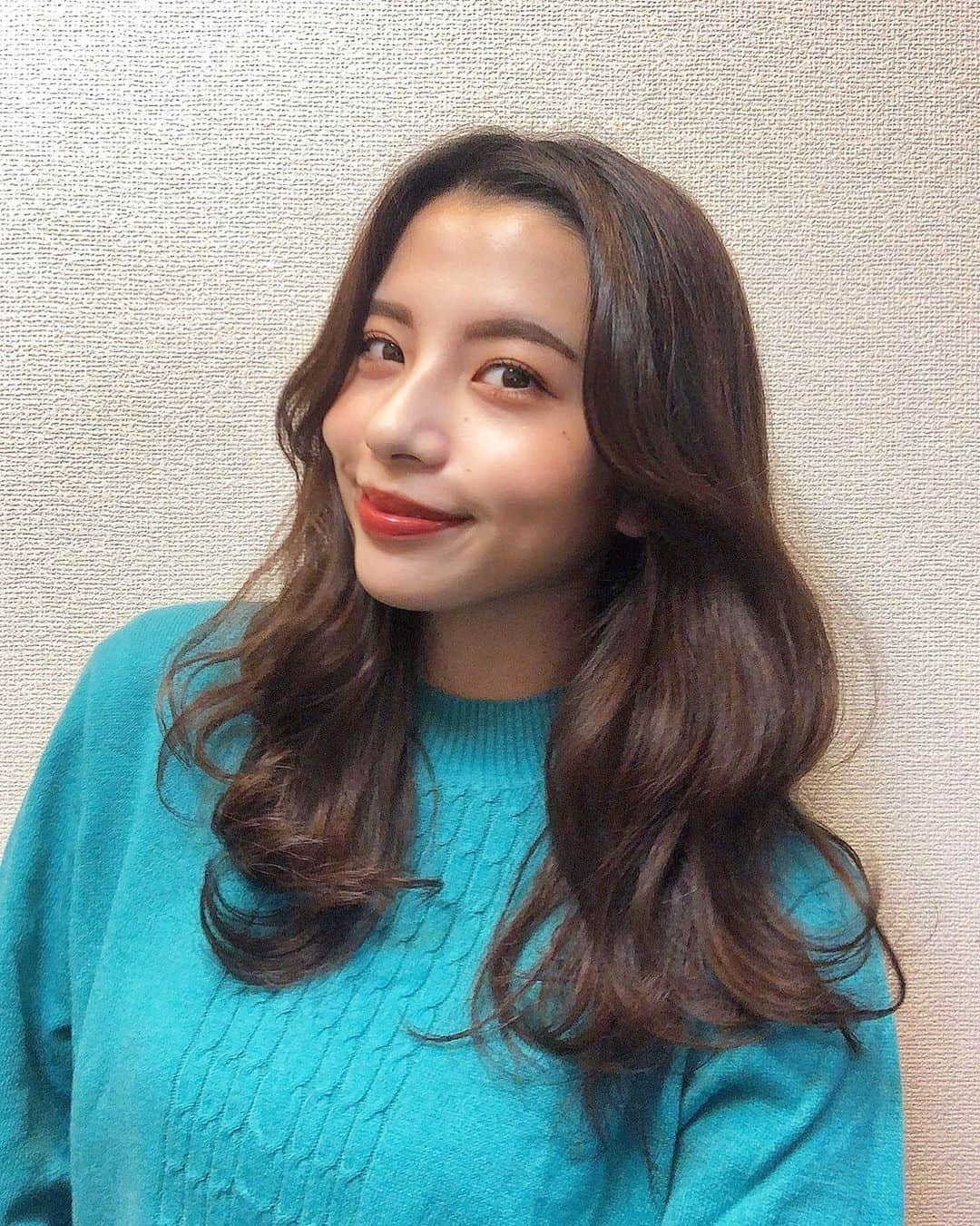 西尾春香のインスタグラム：「. 髪の毛だいぶ伸びてきたな〜💇‍♀️ けどまだまだ伸ばしたい🔥 綺麗に伸びるように頑張ろう🔥 . 明日もお仕事頑張るぞ〜🔥 おやすみなさい🌜🌜 . . . #ロングヘア #ヘアセット #巻き髪 #ロング#ヘアカラー #ヘアケア #暗髪カラー #暗髪 #前髪なし #前髪 #恋しい」