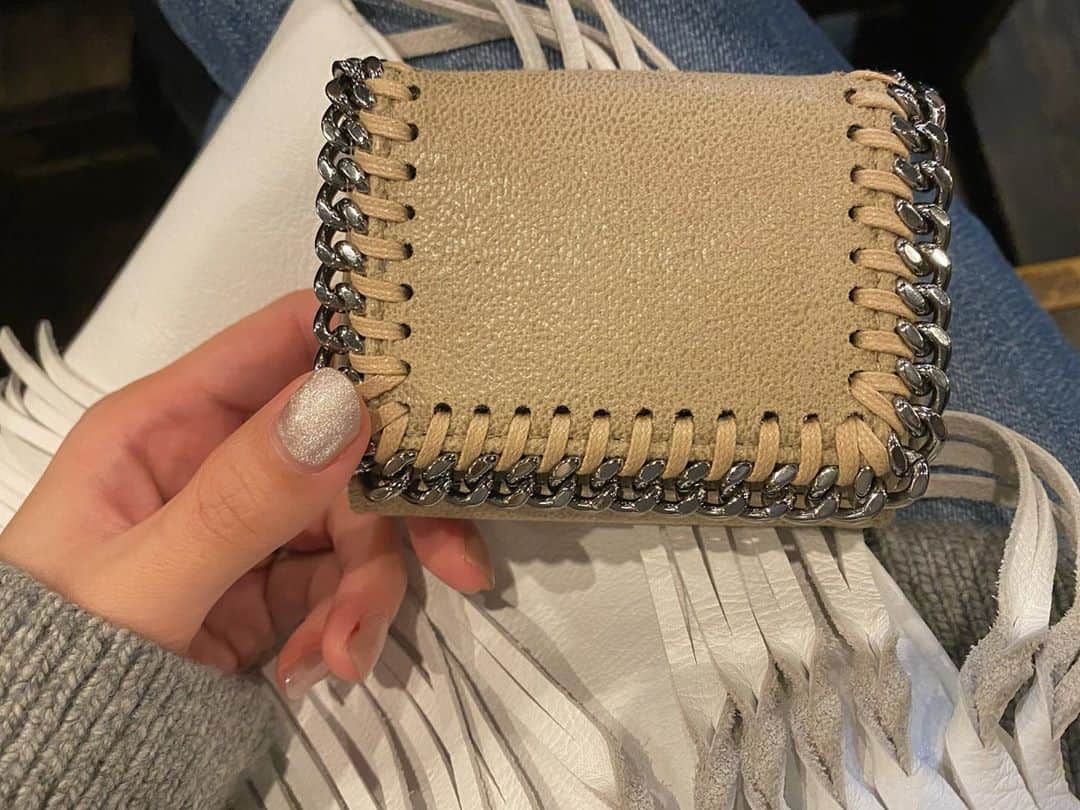 木村安梨沙のインスタグラム：「new wallet 🤍🤍🤍 新しくめちゃかわなbagもget❣️❣️❣️ 早く持ってお出かけしたい🥺💕💕」