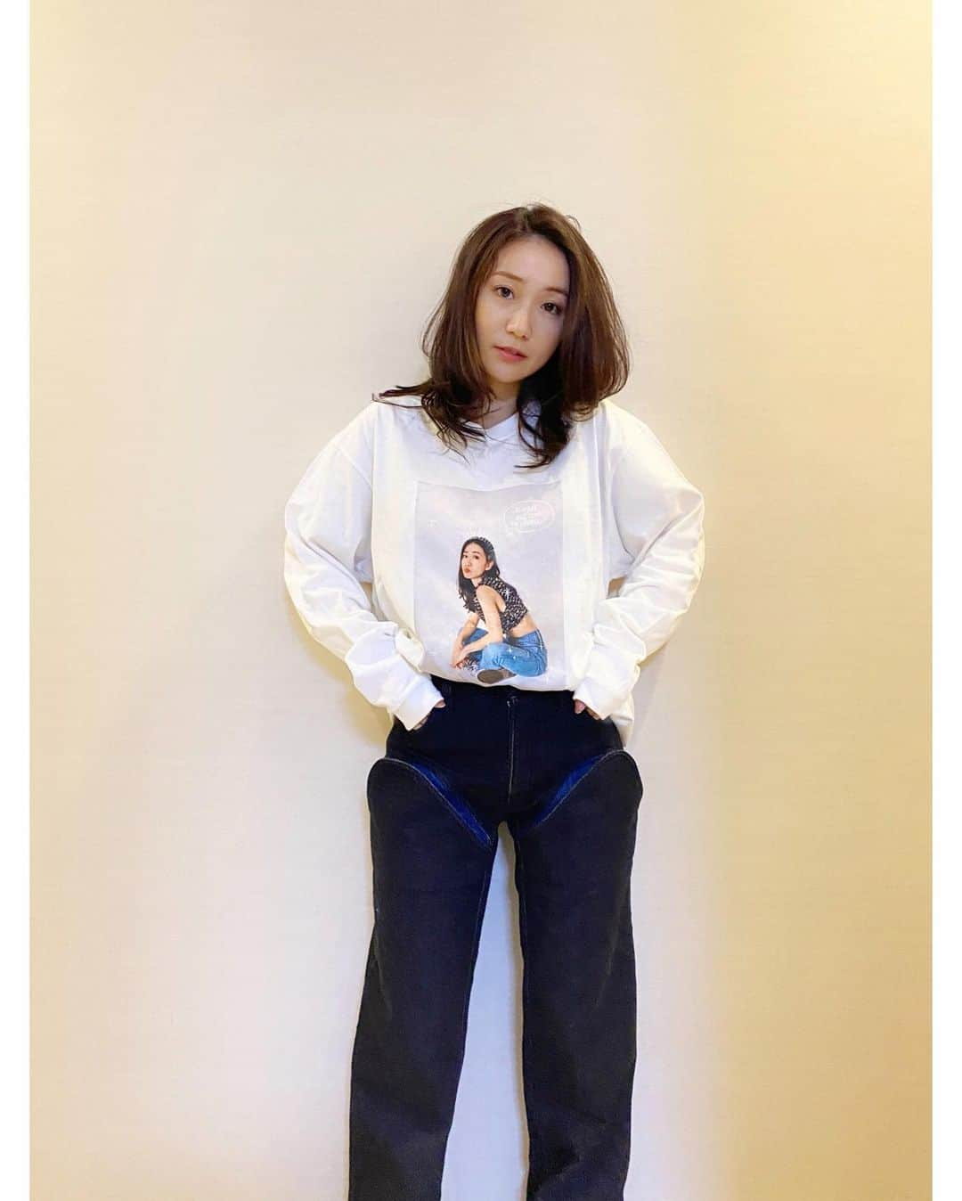 大島優子さんのインスタグラム写真 - (大島優子Instagram)「YUKO OSHIMAオフィシャルサイトのグッズ第二弾❕ 受注販売受付ちゅう🍒  今回はフォト入りのロンTがあります🌈✨ 厚手なので、一枚でもしっかり着れちゃう 参考までに、私が着用してるのはLサイズです💜  フォトにイラストが書いてあるの これだと遠目でわからないから ぜひ手元で見て欲しいわ かわいいの🥺 今回は @mei.oh___  が手掛けてくれました💋  #自分で自分のフォトTを着るのは #勇気がいるから #みんなが着てくれますように😂」10月23日 22時35分 - yuk00shima