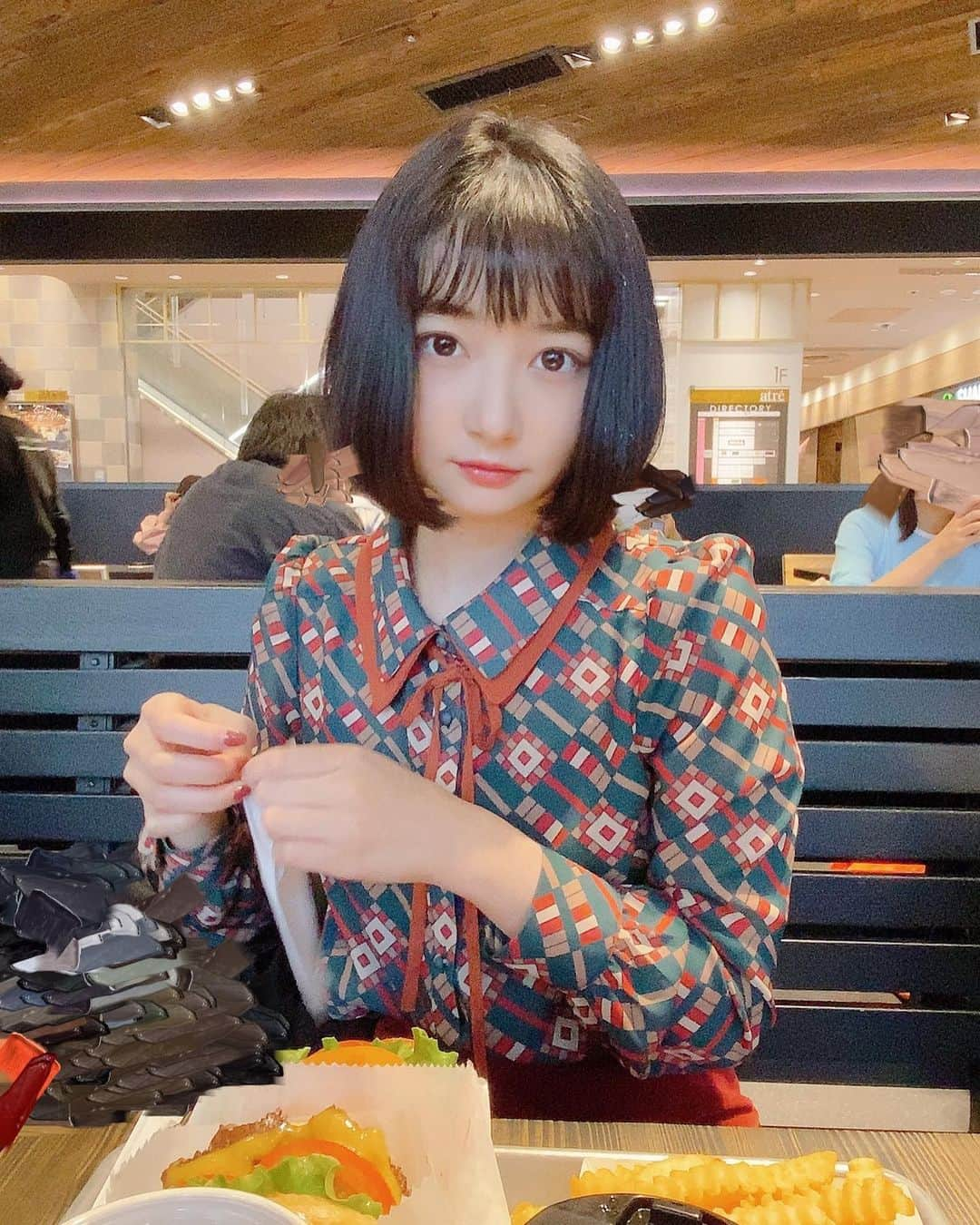 小室ゆらさんのインスタグラム写真 - (小室ゆらInstagram)「.﻿ ﻿ ﻿ 久しぶりに食べました🍔﻿ ﻿ そして今日は﻿ これまた久しぶりにハリーポッターが観られて﻿ テンション上がりました…！﻿ しかもシリーズでいちばん好きな賢者の石🥰﻿ ﻿ 皆さんは何作目が好きですか？？﻿ ﻿ ﻿ .」10月23日 22時45分 - komuro_yura_official