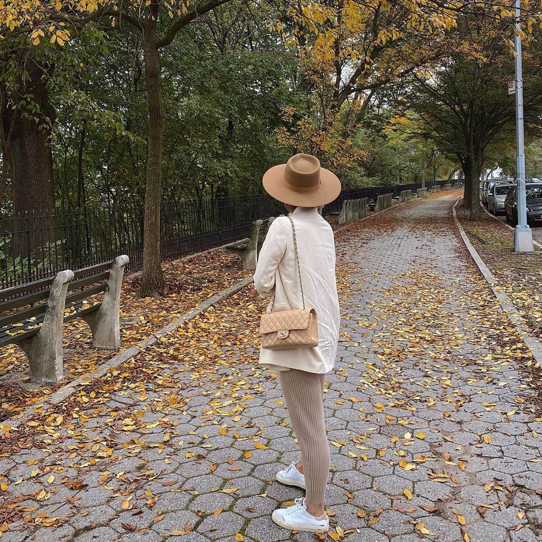 Helena Glazer Hodneさんのインスタグラム写真 - (Helena Glazer HodneInstagram)「Hello Friday👋🏻👋🏻👋🏻 With all the crazy going on in the world, going to focus on these changing leaves that bring all the joy🍂🍁🍂」10月23日 22時45分 - brooklynblonde1