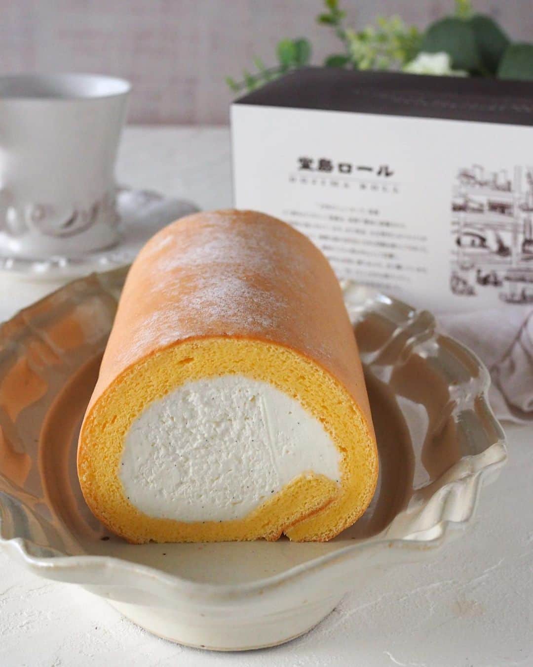 のインスタグラム：「堂島バニラロール💕 . 美味しいお取り寄せスイーツのご紹介です😊﻿   美味しいロールケーキ　堂島ロールで有名な﻿モンシェールの新商品✨ ネット通販限定品 ﻿ 『堂島バニラロール』を﻿お試しさせていただきました😆 ﻿. 冷凍で届いて30日の日持ちがありがたい✨﻿ 冷蔵庫でゆっくり解凍して頂くのですが、作りたて﻿の様な美味しさ💕  生地はしっとりフワフワで軽い食感✨﻿ バニラビーンズが入った口どけなめらかなやさしい味わいのクリームとの一体感がたまらない💕 とっても美味しかったです😊 .  1890円(税込)﻿とお手頃価格だし、﻿贈り物にもオススメです✨✨﻿ . 更にクーポンコードで10%OFFのお買い得になるので、「堂島ロール」で検索して是非ご利用くださいね😊  @dojima_moncher  . クーポンコード：COUPON10 クーポン詳細：店内全品10％OFF。お一人様1回限り。他クーポンと併用不可。 クーポン利用期限：2020/10/20 00:00 ~ 2020/11/15 23:59 クーポン記載方法：買い物かご内にある　「クーポンコード入力」欄に当該コードを入力し、「利用する」ボタンを押すと、使用可能となります！ . . .  #堂島ロール #スイーツ #ロールケーキ #ケーキ屋さん #ケーキ #インスタグルメアワード2020 #カフェ #PR #おうちカフェ  ﻿」