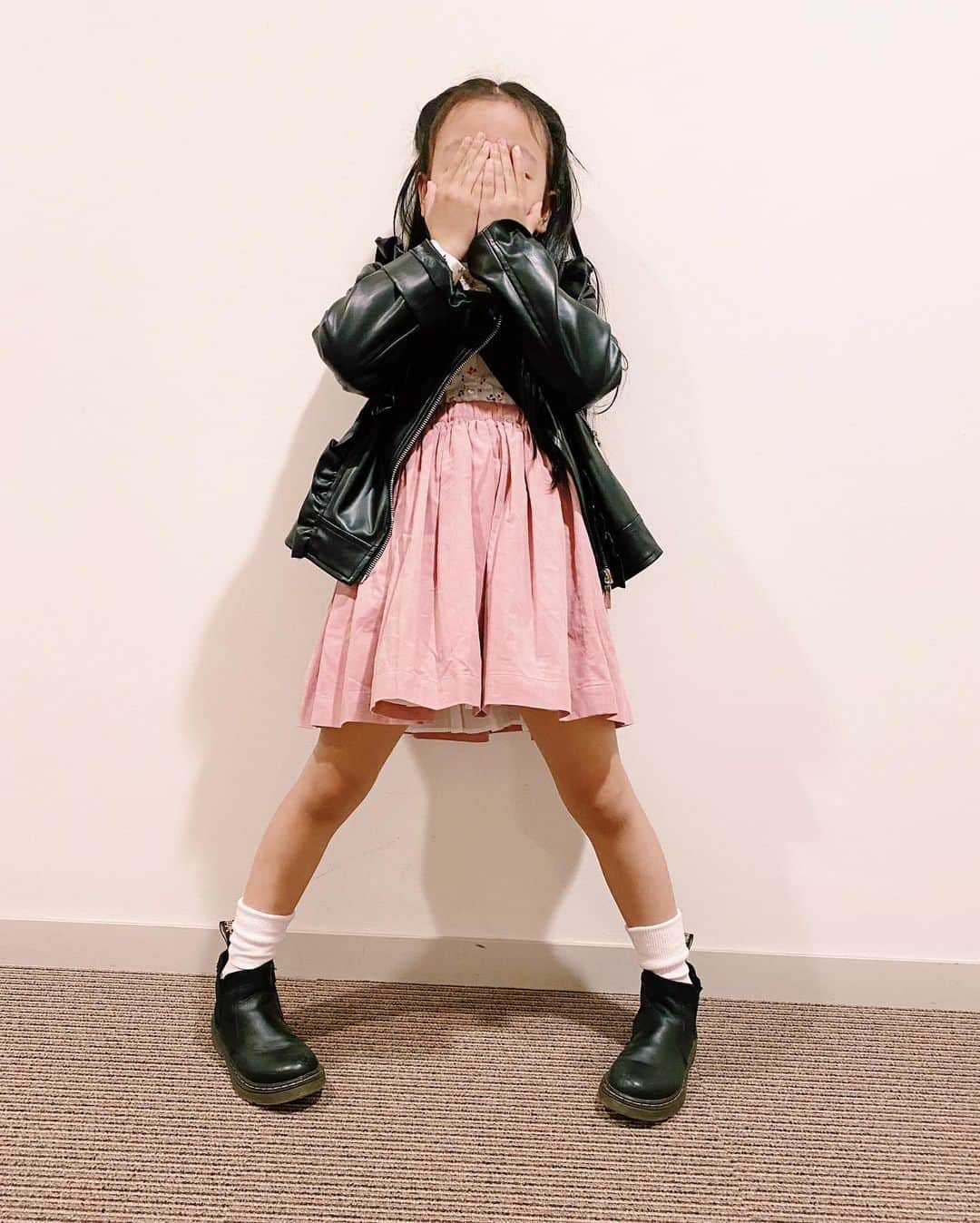 ベビちぃ。のインスタグラム：「ライダース： @simonetta_official  ブラウス、スカート、ソックス： @bonpoint  ブーツ： @drmartens_japan」