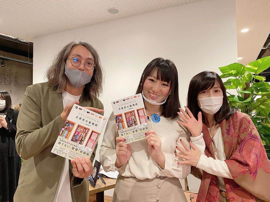 堤信子さんのインスタグラム写真 - (堤信子Instagram)「まきちゃんの「文房具の整理術」出版記念トークショー！私も少し出演しました！久しぶりに玄光社の平山さん、chodoの木庭さん、上原さん、日めくりの木下社長と息子さんにもお会いできて、嬉しい夜でした😃😊 #文房具収納  #文具好き  #福島槇子  #堤信子 #玄光社」10月23日 22時43分 - nobnob1111