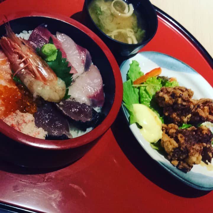 知床漁場 リノアス八尾店のインスタグラム：「当店の人気No.1 海鮮丼ザンギセット✨  #知床漁場八尾店#リノアス八尾#近鉄八尾駅#八尾グルメ#北海道料理#鮮魚#ランチ#コース#海鮮丼#ザンギ」