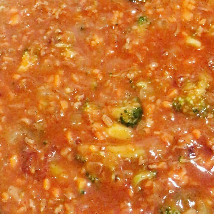 吉岡美穂のインスタグラム：「夜な夜な。 明日の朝用に…^_^ ブロッコリーのキーマカレー🥦🍛  #ブロッコリーのキーマカレー お風呂上がりの私…アロマオイルではなく、カレーの香りに包まれて眠ります💦おぇっ。😂順番間違えました… おやすみなさい💤😴」