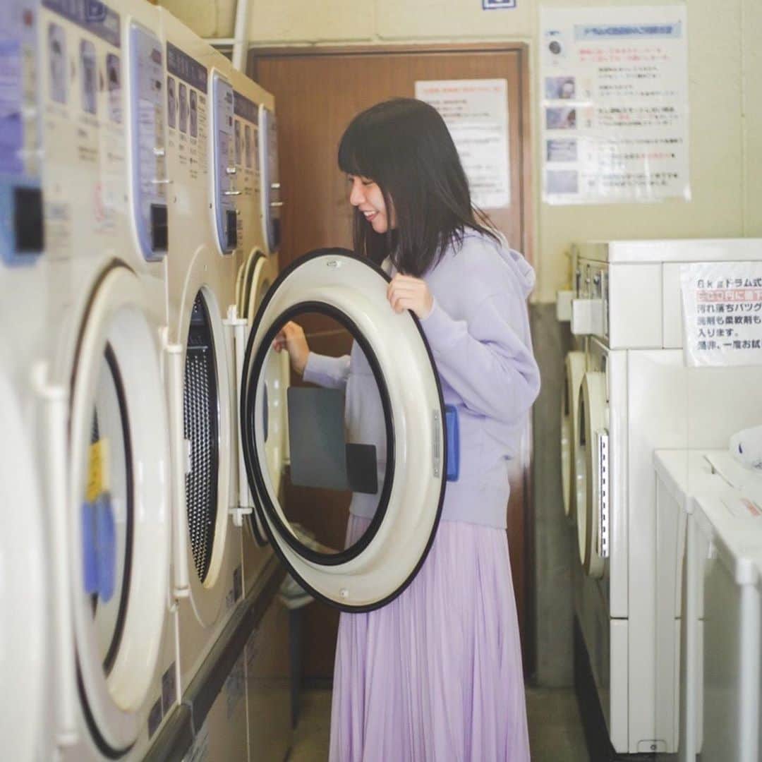 柴真緒のインスタグラム：「・ 洗濯機。レトロな感じが好き。  アメリカの短期留学で対照的な最先端のとっても大きな洗濯機&乾燥機で驚いたのをふと思い出しました💭  ‥🍀 徽音祭まで残り15日、徽音祭のアカウントで様々なイベントが告知されていて楽しみです👀✨ ぜひ、みなさんもみてみてください！  #水コン #ミスコン #徽音祭」
