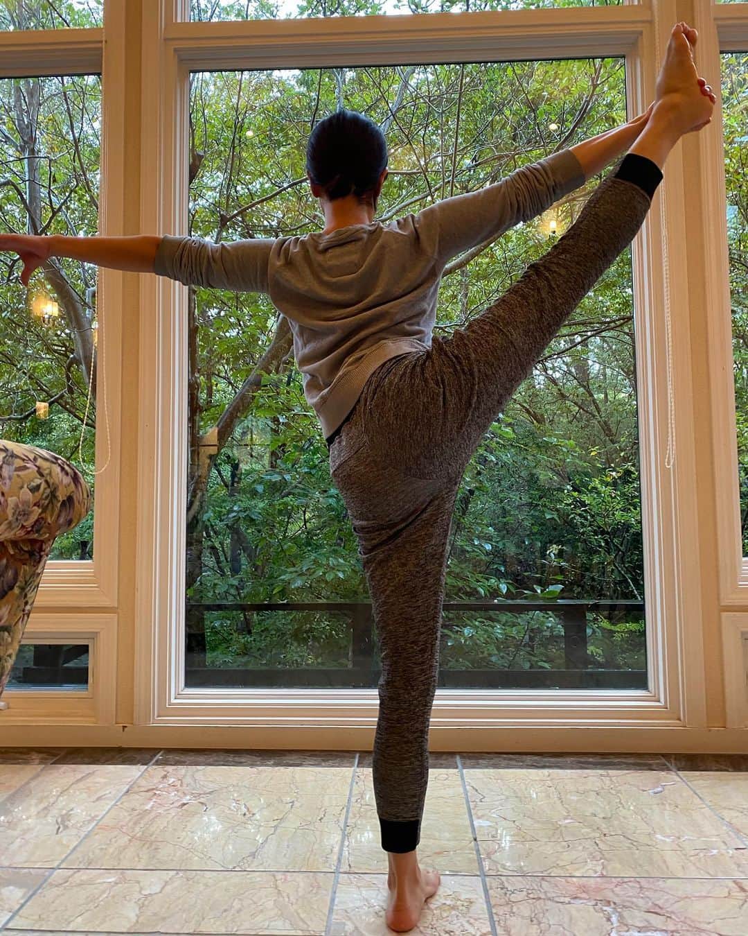 桑原りささんのインスタグラム写真 - (桑原りさInstagram)「ヨガのちから。心の芯と身体の芯が育っていく気がする。 ・ でもこれは、多分ヨガのポーズではない気がする。単なる柔軟体操。 #yoga #ヨガ」10月23日 22時50分 - lisakuwamon