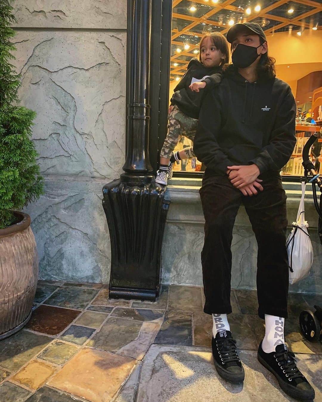 大崎玲央のインスタグラム：「Just chillin'🤙🏽 #partnerincrime  #fatherandson」