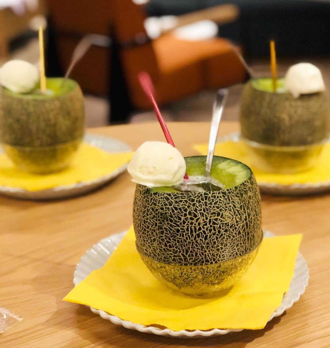 進藤やす子さんのインスタグラム写真 - (進藤やす子Instagram)「✳︎ 『BEB5土浦』のおすすめスイーツはこちら！#メロンまるごとクリームソーダ 🍈✨ . ロッキンジャパンfes.（私も初回から10周年までは皆勤賞で参加してた！）で1日に3000個を売り上げたという伝説のスイーツが、BEB5土浦では1年を通していただけちゃいます！ （1200円/宿泊者のみ購入可能/1日10個限定） . ほんとめちゃくちゃ美味しくて、これを食べるためだけにBEB5土浦に泊まりたいくらい...🤤 . この魅惑のスイーツの生みの親、井坂さんは「いばらき食文化 研究会」の代表にして、自称 #勝手にメロン大使 （茨城県はメロンの生産量日本一）🍈 . しかも見た目は熊さん🐻というインパクト！井坂さん #フェンダーブレンダー やってたけど5秒でスムージーができそうな迫力でした😂 . . #beb5土浦 @beb5tsuchiura  #星野リゾート #hoshinoresorts  #playatretsuchiura #プレイアトレ土浦  @playatre_tsuchiura」10月23日 22時52分 - yasukoshindo