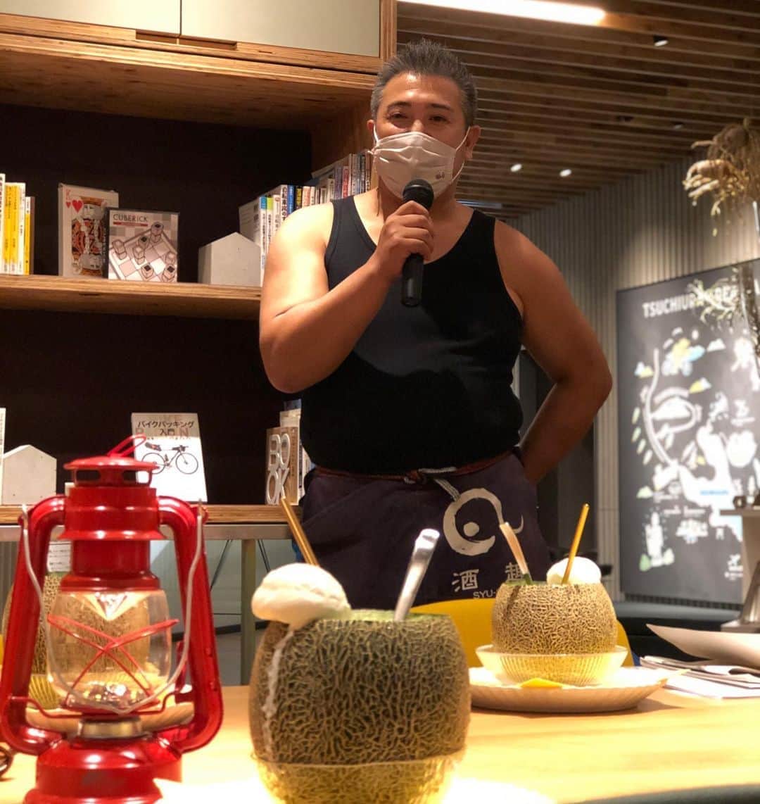 進藤やす子さんのインスタグラム写真 - (進藤やす子Instagram)「✳︎ 『BEB5土浦』のおすすめスイーツはこちら！#メロンまるごとクリームソーダ 🍈✨ . ロッキンジャパンfes.（私も初回から10周年までは皆勤賞で参加してた！）で1日に3000個を売り上げたという伝説のスイーツが、BEB5土浦では1年を通していただけちゃいます！ （1200円/宿泊者のみ購入可能/1日10個限定） . ほんとめちゃくちゃ美味しくて、これを食べるためだけにBEB5土浦に泊まりたいくらい...🤤 . この魅惑のスイーツの生みの親、井坂さんは「いばらき食文化 研究会」の代表にして、自称 #勝手にメロン大使 （茨城県はメロンの生産量日本一）🍈 . しかも見た目は熊さん🐻というインパクト！井坂さん #フェンダーブレンダー やってたけど5秒でスムージーができそうな迫力でした😂 . . #beb5土浦 @beb5tsuchiura  #星野リゾート #hoshinoresorts  #playatretsuchiura #プレイアトレ土浦  @playatre_tsuchiura」10月23日 22時52分 - yasukoshindo