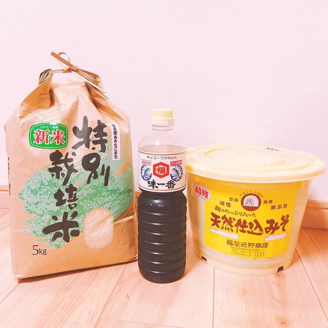 松本英子のインスタグラム：「今年も新米が届いた〜❤️  我が家の食を支えてくれる 味噌、醤油、お米。  秋田の実家から毎年送ってもらっているけれど、なかなか帰れない今だからこそ感じられる地元の味の有り難さ😭  #秋田 #LOVE #❤️ #味噌 #醤油 #米」