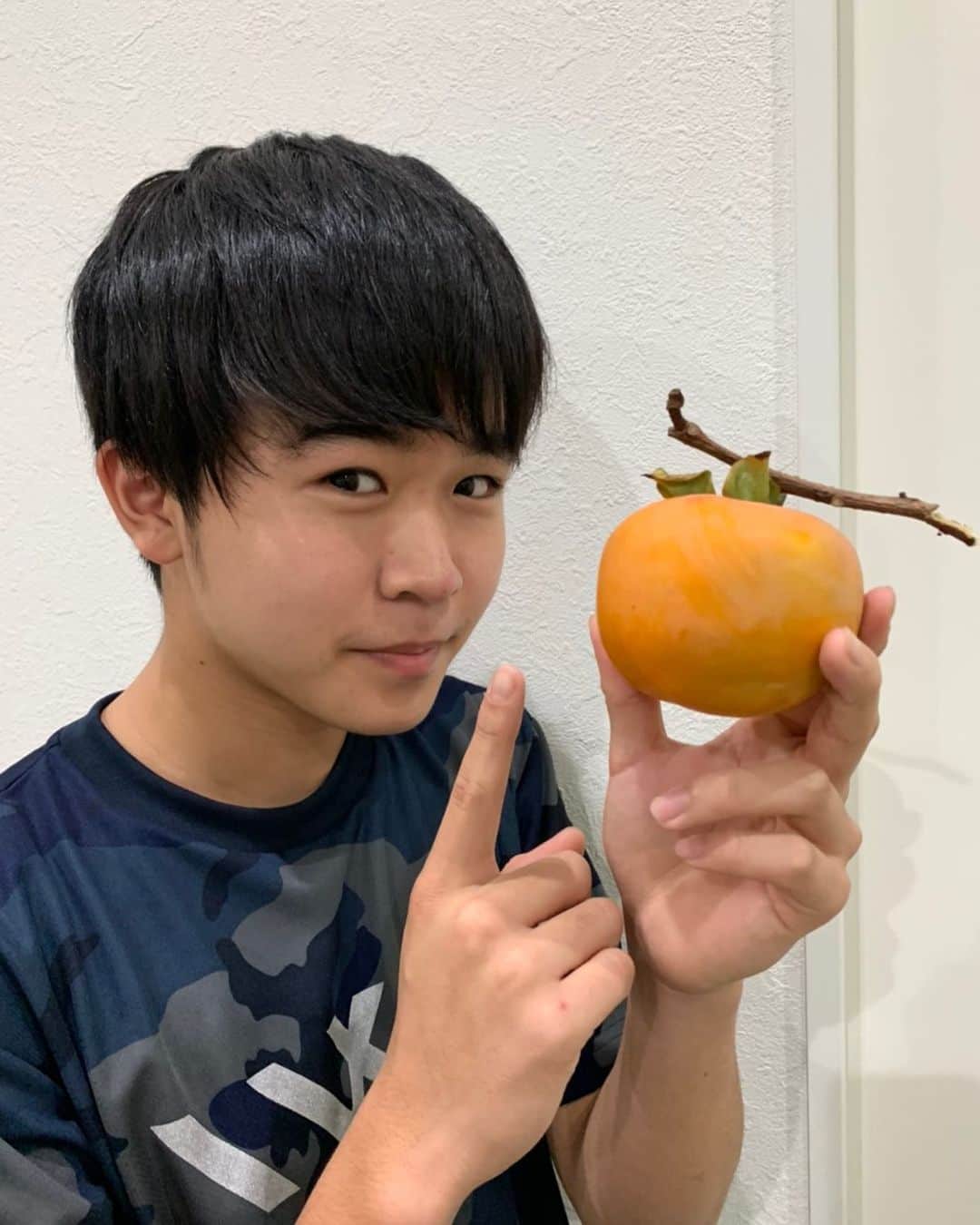 鈴木福さんのインスタグラム写真 - (鈴木福Instagram)「柿！ うちの柿の木で取れた柿です！  きれい(笑)  #柿#柿の木#栗の木#かきくけこ#栗の木はないです」10月23日 22時58分 - s_fuku_te
