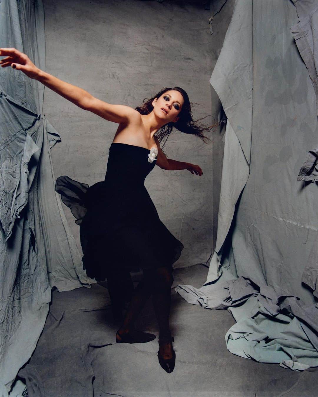 のインスタグラム：「40 years later 🖤 Making my comeback at @ellefr with @chanelofficial and @marioncotillard shot by @louiebanksshoots.  #Elle #Chanel #MarionCotillard」