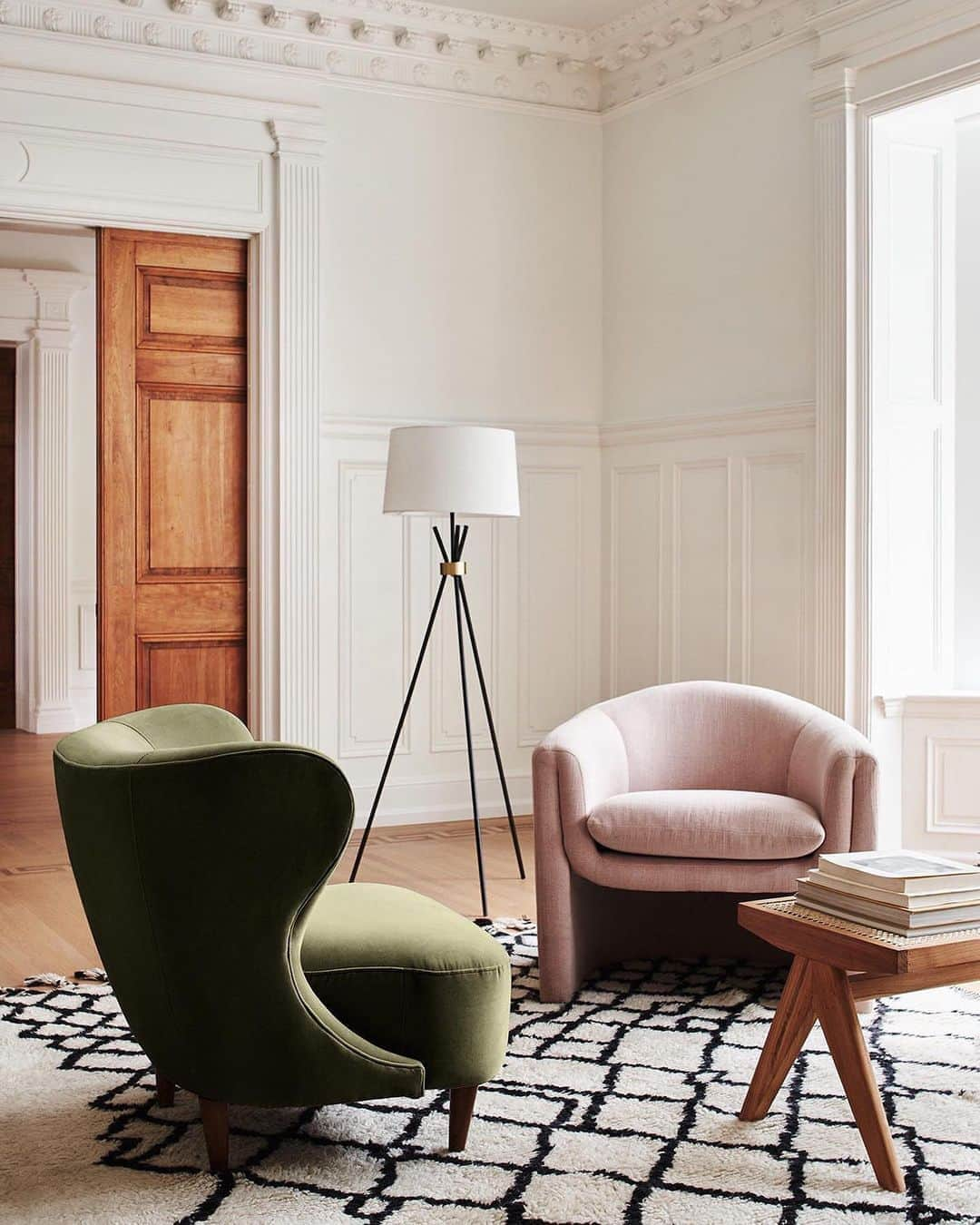 Anthropologieさんのインスタグラム写真 - (AnthropologieInstagram)「Green chair or pink chair? Whichever you choose, you'll be sitting pretty 🏡 Follow @AnthroLiving for more décor inspo, and shop this space at the link in our bio.」10月23日 23時04分 - anthropologie