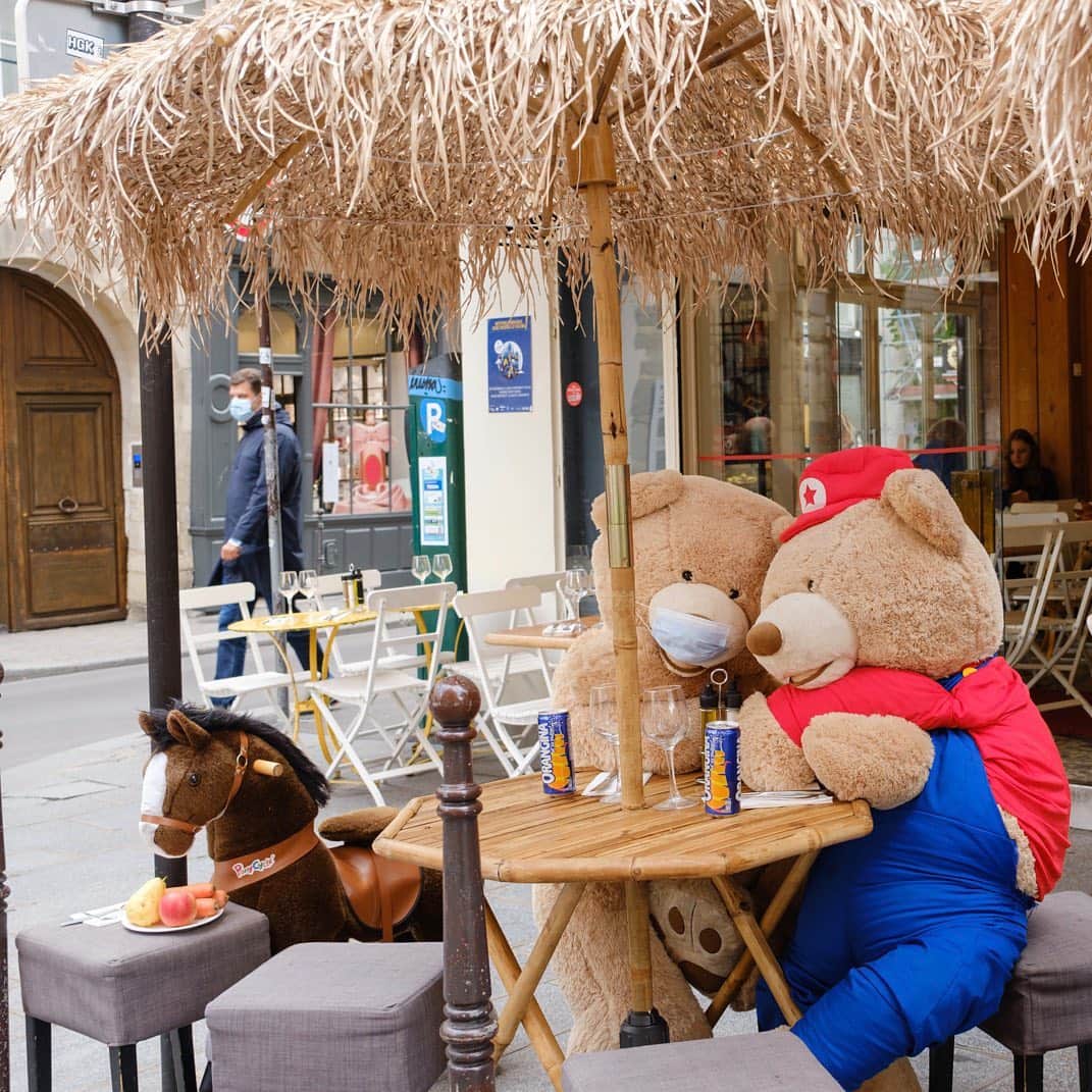 Orangina オランジーナ公式さんのインスタグラム写真 - (Orangina オランジーナ公式Instagram)「Bonjour！🇫🇷﻿ ゴブランのテディベア🧸﻿ ﻿ ーーー﻿ パリのあちこちで見かける﻿ 巨大なクマのぬいぐるみ🐻﻿ ﻿ あるときはカフェで休憩をしていたり﻿ 車にたくさんのクマが﻿ ギュウギュウ詰めになっていたり🚗﻿ ﻿ これは「ゴブランのテディベア」と呼ばれ、﻿ 2018年の秋頃から、13区のゴブラン駅周辺の﻿ 店やカフェに置かれるようになりました。﻿ ﻿ 最近ではマスク😷をしたり、﻿ ソーシャルディスタンスを保って﻿ 列を作るクマの姿も。﻿ ﻿ あちこち移動するクマたち。﻿ 先日はマレ地区にあるカフェに﻿ たくさんのクマがいました！﻿ ﻿ カップルのクマはオランジーナ🍊を﻿ 楽しんでいました。﻿ ﻿ ﻿ #orangina #France #Soda﻿ #オランジーナ #フランス生まれ #炭酸飲料﻿ #フランス #パリ #Orangina100 #オランジーナ100 #ゴブランのクマ #nounours #nounoursdesgobelins」10月23日 22時59分 - orangina_jp