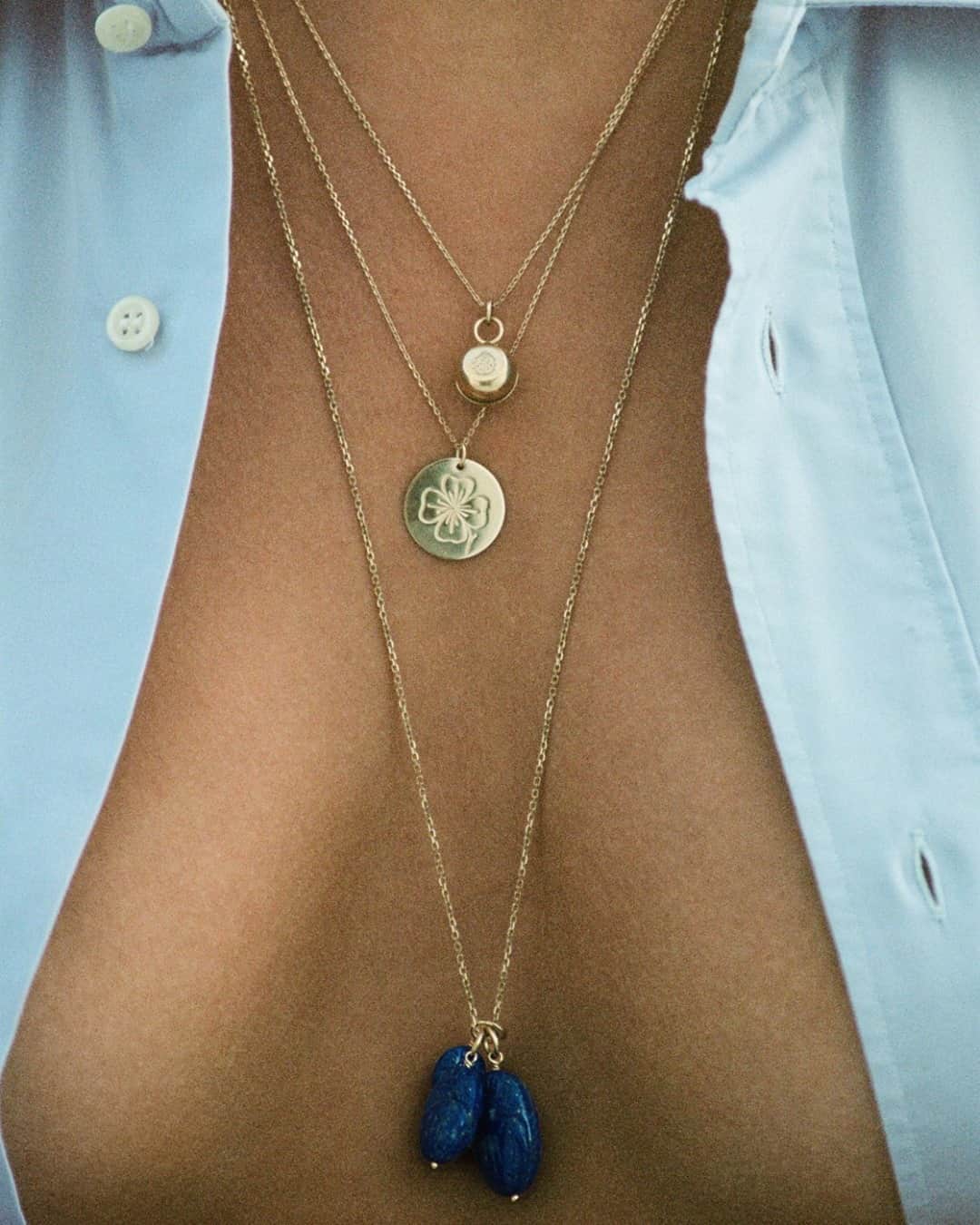 オーレリービダマンのインスタグラム：「Jewelry accumulation #scarabee #medaille #grelot #aureliebidermann」