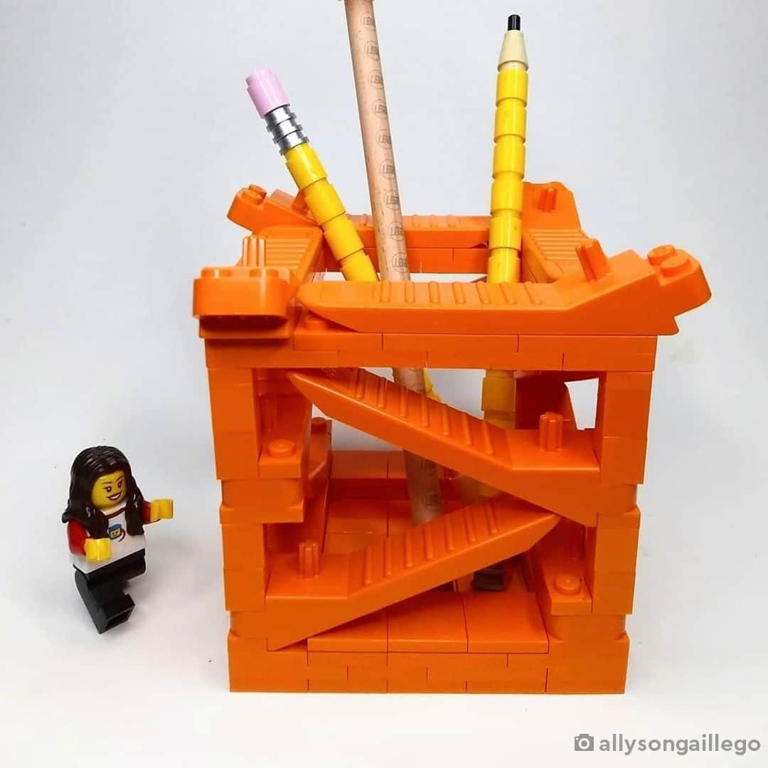 LEGOさんのインスタグラム写真 - (LEGOInstagram)「Pencil holder? Phone stand? Picture frame? Napkin holder? Who knew that the forgotten orange piece – the separator – could be used to create so many fun, useful hacks! 📸 by @allysongaillego #LEGOHacks #RebuildTheWorld #creativity」10月23日 23時00分 - lego