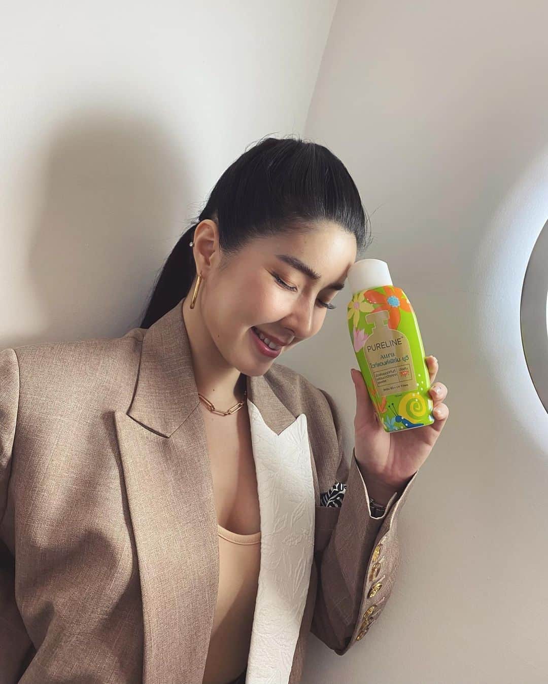 GYEON SEOのインスタグラム：「_* PURELINE AURA 💚 . . จะแสงแดดหรือแสงไฟในสตู จียอนก็สู้ไหว แค่ใช้โลชั่นเพียวไลน์ สีเขียว ผิวก็ออร่าเวอร์ร์ร์!!!!   หาซื้อได้ที่ แมคโคร ซีเจ ซูเปอร์ มาเก็ต ร้านขายประจำแต่ละจังหวัดและ ร้านค้าใกล้บ้านทั่วไป ราคาก็เพียง 39 บาทเท่านั้น!!!  ใครหาไม่เจอก็ คลิกลิ้งค์นี้! ถามได้เลย >> https://www.facebook.com/PurelineAuraTH  #โลชั่นเพียวไลน์ออร่า #ใช้แล้วออร่าเหมือนจียอน #ขาวปังหอมนาน #ผิวออร่าหอมนาน #ถูกและดี」
