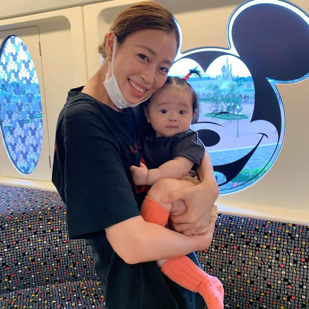 のインスタグラム：「衣琉茉ディズニーデビュー⭐️⭐️⭐️初日はシーに💖楽し過ぎた😍💕最後に親子揃ってバグってます🤣👍🏻」