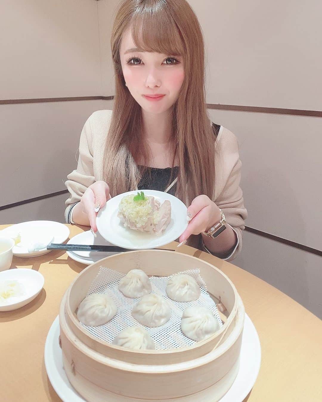 ゆんのインスタグラム：「🥟 . こないだ食べた小籠包ちょー美味しかった🥺💖 . #ガーデン #ガーデン川崎 #川崎 #横浜 #新宿 #歌舞伎町#六本木 #銀座 #名古屋 #ミナミ #北新地 #神奈川 #すすきの #キャバクラ #キャバ嬢 #ガールズバー #シャンパン  #水商売 #夜職 #キャバ嬢メイク #キャバ嬢ヘアメイク #キャバドレス #ドレス #いいね返し #キャバ子ちゃんには騙されない #キャバ子ちゃん #ポケパラ #ポケパラ関東」
