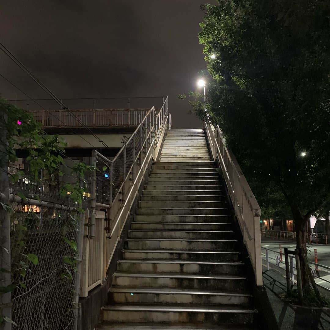 田中理来さんのインスタグラム写真 - (田中理来Instagram)「今日渋谷歩いてて昔MVを撮った懐かしの階段登って、一歩一歩頑張ろうってこいつに励まされました。険しい道でも登り切ろう。 そしてまた明日から頑張ろう」10月23日 23時10分 - tanaka__riku