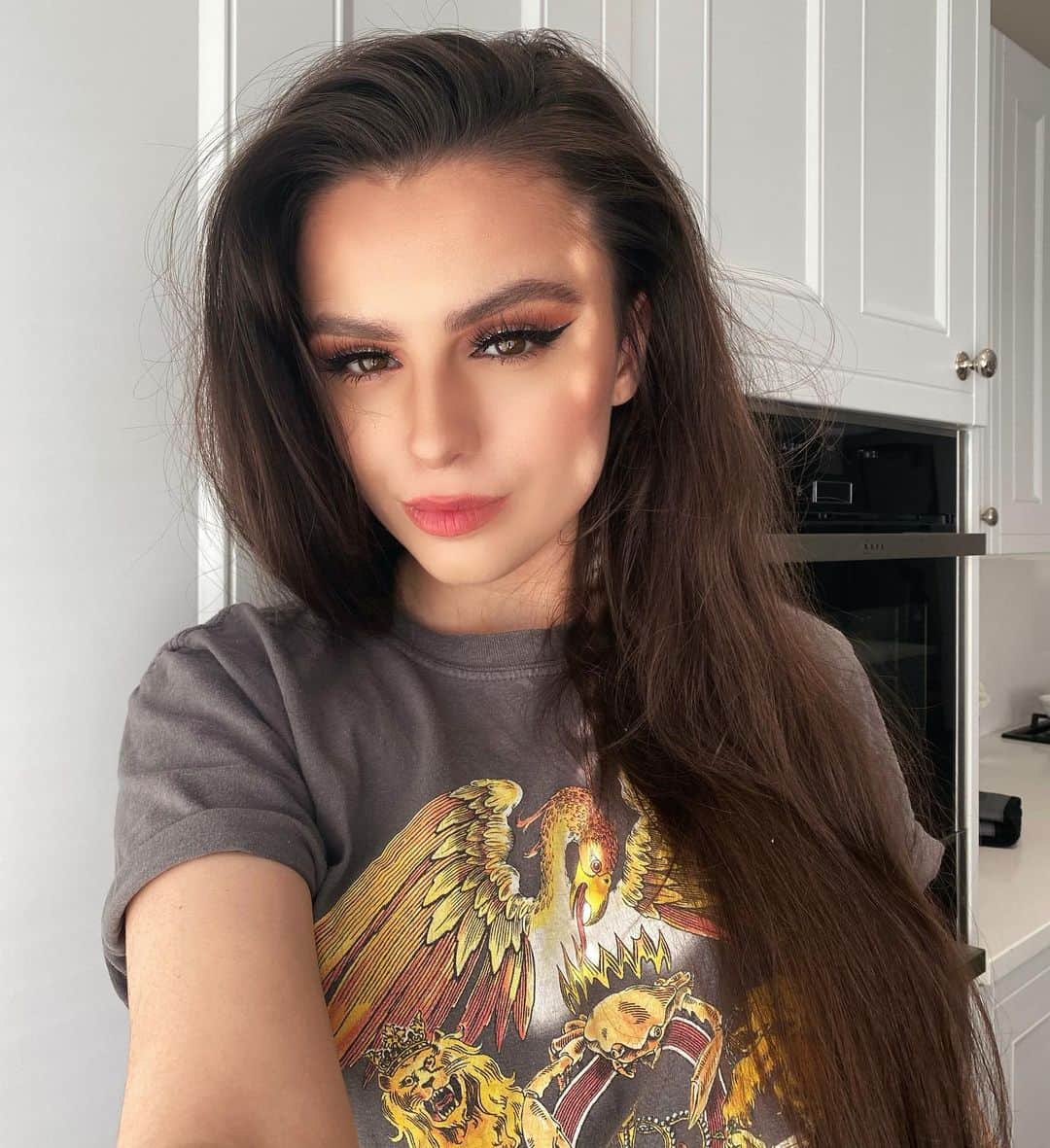 シェール・ロイドのインスタグラム：「Happy Friday babes 🖤」