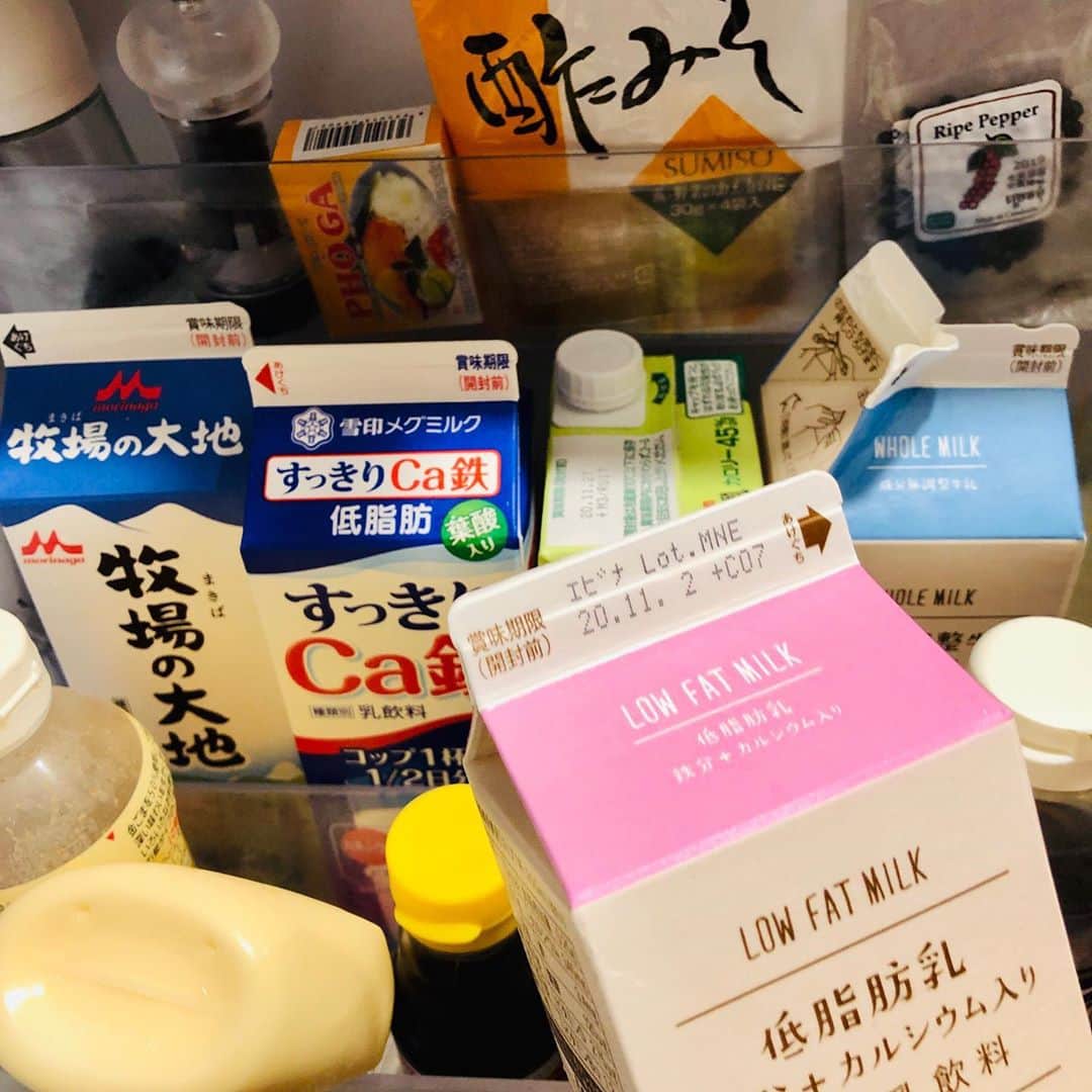 池田有希子のインスタグラム：「私は鉄分カルシウム強化の低脂肪乳、モーリーは普通の牛乳を飲むのですが、朝そろそろなくなりそうだったので稽古帰りに買って帰ったらモーリーも買ってきてくれてて冷蔵庫がこんなだ。」