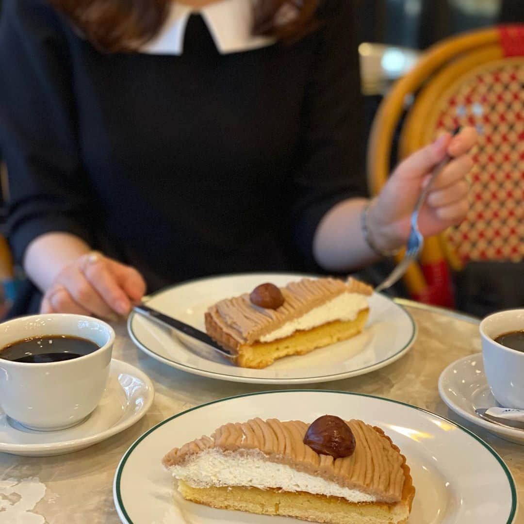 木本泉さんのインスタグラム写真 - (木本泉Instagram)「-﻿ どこでお茶しよーかー？と悩んで、パリ気分になれるカフェでお茶🍰﻿ ﻿ @miyoko.myondon と2人でモンブラン🌰﻿ ふらっと入ったカフェなのに、美味しかった💓﻿ ﻿ #銀座#銀座カフェ﻿」10月23日 23時14分 - izumikimoto