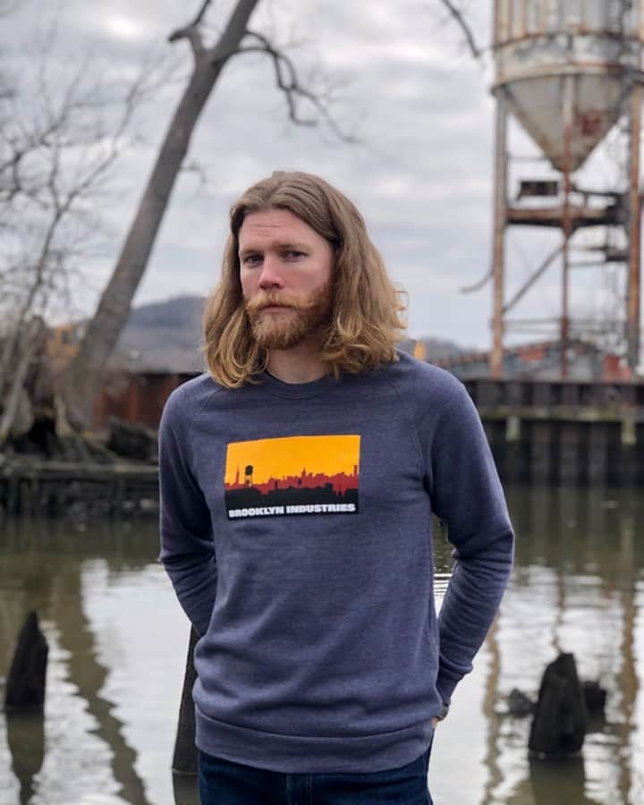 ブルックリンインダストリーズのインスタグラム：「Finally Friday.  Dustin down by the river in the Skyline Sweatshirt. #brooklynindustries #liveworkcreate」