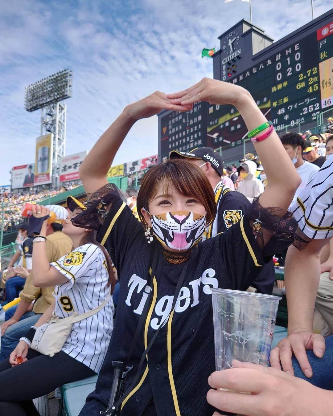 きゃっするひとみーさんのインスタグラム写真 - (きゃっするひとみーInstagram)「甲子園、晴れたー🥺✨✨✨ . すこし前の阪神戦🐯 . 満塁に何度もなりながら押し出しの一点のみ。。という悔しいゲームでしたが、大好きな甲子園で野球が見られて幸せでした☺️✨❤️ . 負けたものの、大山くんのお弁当たべて、大山くんのパネルも見つけてご満悦で京橋のもつ鍋やま本❤️ @motsunabe.yamamoto 姉も絶賛してくれて嬉しかった🥺❤️ . 2歳上の実姉とお互い子供預けて甲子園😊それも楽しかった✨✨ 残り試合少なくなってきたし、引退、退団の情報で毎日こころがざわついてますが🥺野球のある生活もうすこしたのしみましょうね😊✨ . この日は友達のしゅーちゃんもたくさんも近くにいててそれも楽しかった🥺✨ . #阪神タイガース #阪神甲子園球場  #大山悠輔 #ホームラン王　#応援してます　#糸原健斗 . 三女は糸原選手と結婚したいらしく、わたしは応援するの禁止にされました😂朝起きて雨降ってたら、今日野球ないんちゃうん？って聞いてくるあたりすでに阪神女子やわ。笑」10月23日 23時18分 - takaxjumppp