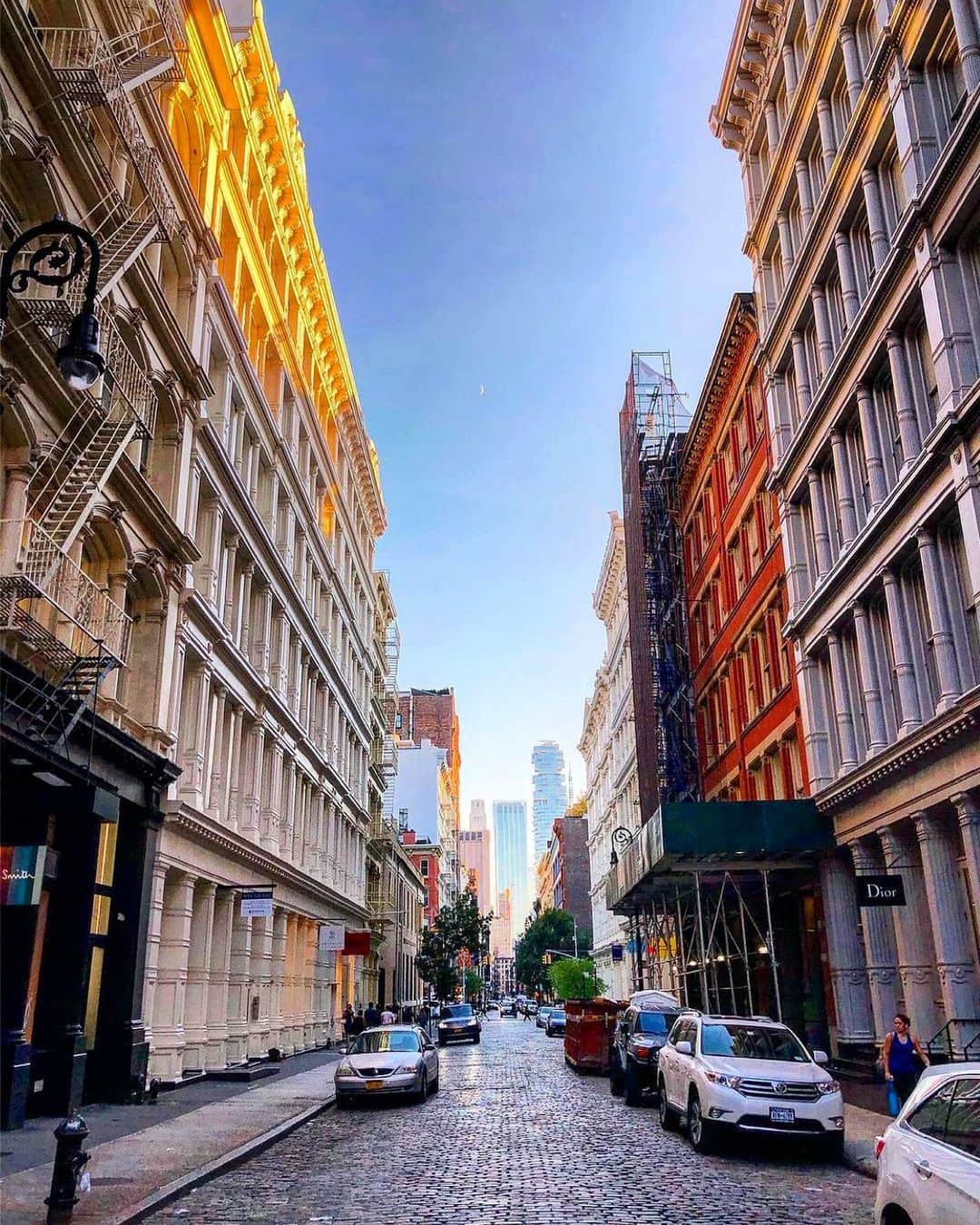 scottlippsのインスタグラム：「The West Village and Soho are still my favorite parts of the city, what’s yours? East side or west? Have a beautiful weekend y’all.  #nyc #soho #streets」