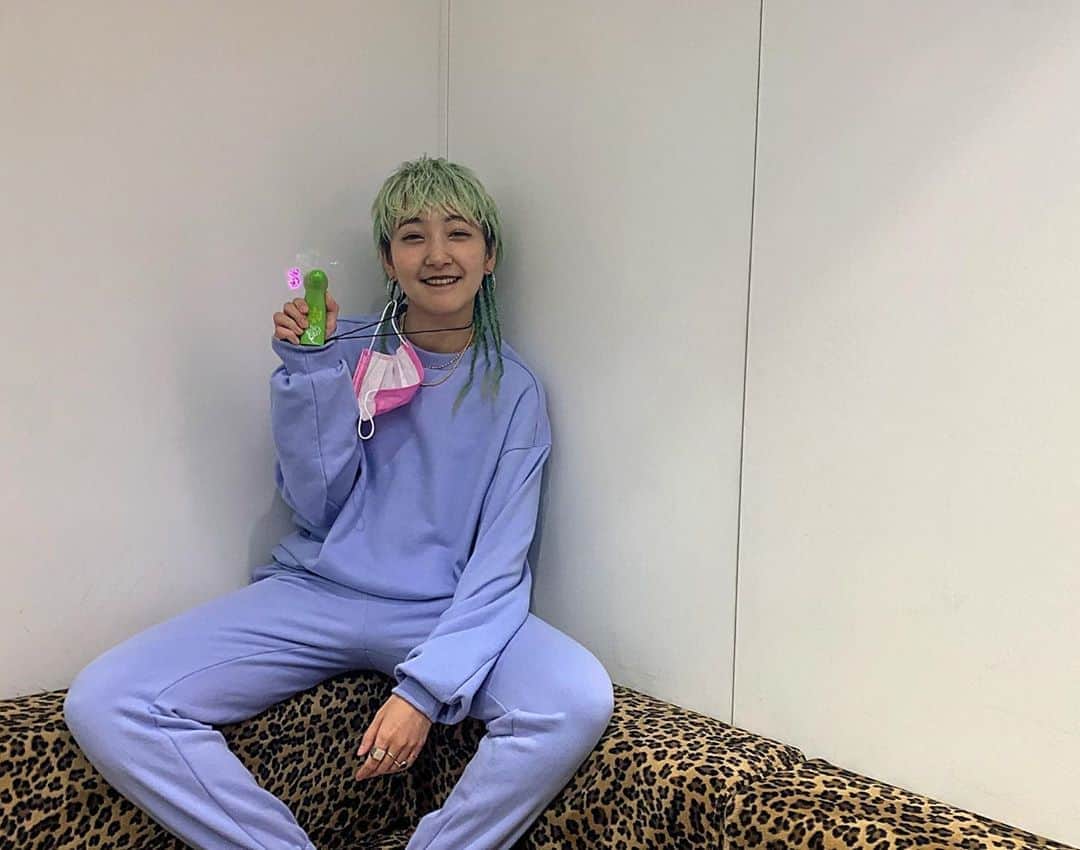 あっこのインスタグラム：「本日低気圧まじキツかったので命の母とヒップホップを処方しました💜💜💜 生きてるだけで〜〜？」