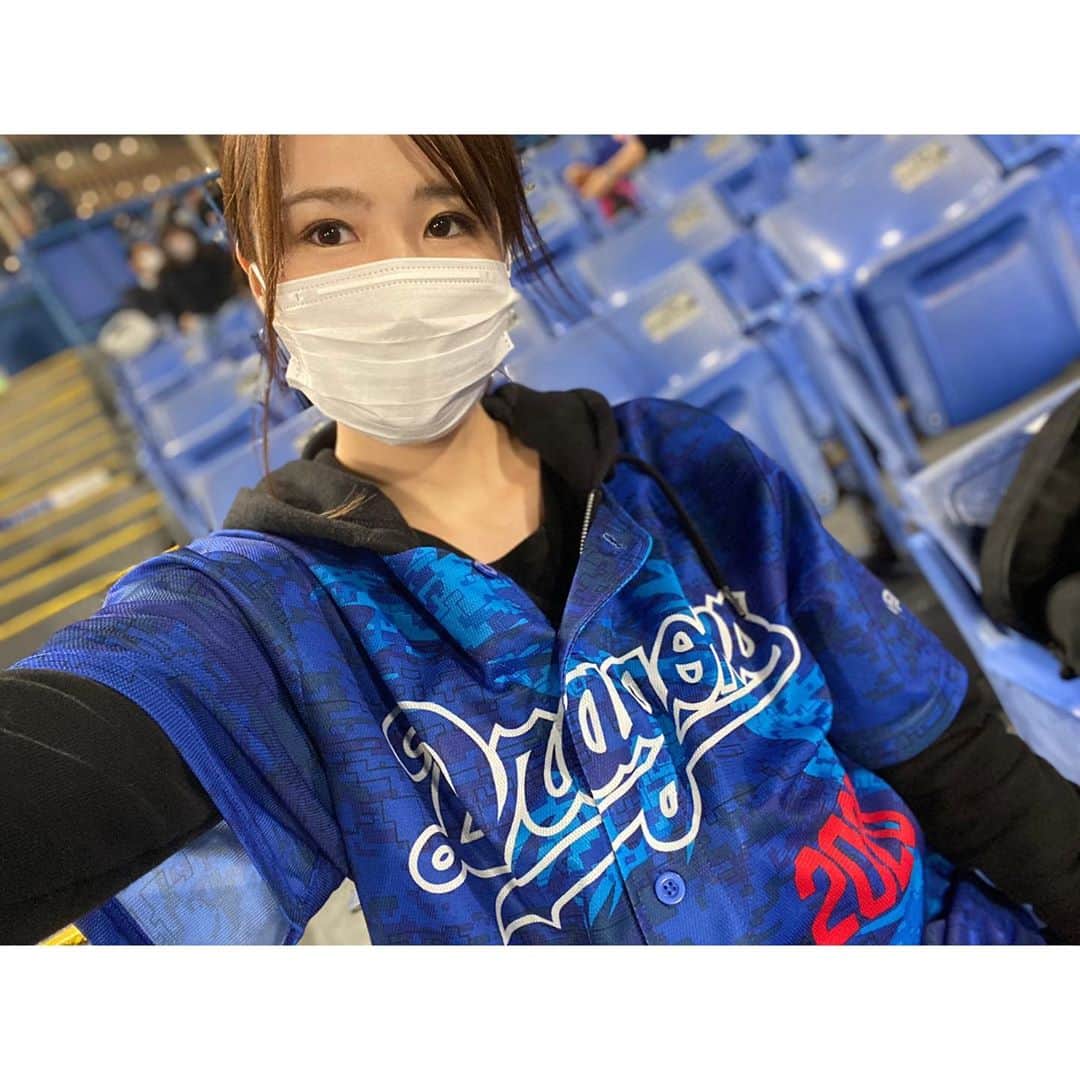 舘谷春香のインスタグラム：「今年初の神宮球場！逆転どらほーでした🐨💙 席は２席に１席って感じで、外野側のちょっと広いところの端でソーシャルディスタンス保たれてる感じだった🤔 入り口で検温・消毒して入場🤔 歓声禁止だから太鼓の音と手拍子のみのチャンテなのに、みんなどのチャンテか分かっててプロだなと思いました笑 サイレントチャンテ＆サイレント燃えドラ面白かった☂️ ナゴヤドームは音楽流れてたから違和感なかったけど、ビジターのサイレント感すごい😂 一人で野球見るときはお酒飲まないので、暖を取るために途中ほっとレモネードだけ飲んだ☺️おいしかった🍋  去年は5回終了時ビハインドだとほとんど勝てないっていう嫌なジンクスあったけど、今年は真逆の感じで逆転勝利も多いし6回リード神話もあるし、攻守共に後ろへの信頼が厚いって素晴らしいね🥺✨ 貯金8っていう初めて聞いた言葉に感動したよ🥺✨ 中日ファンで良かった…！球場行けなくても毎日試合結果チェックして楽しい…！  ヤクルトの塩見選手の登場曲がギンギラギンにさりげなくでテンション上がりました！(ホームラン打たれたけど)  今日はドアラさんもいらっしゃっていた！🐨 今季初遠征！手洗い、うがい、気合！ 私もとりあえずあったかくして寝る☺️ 観戦した皆様風邪ひかないように☺️💓  明日は #pepepeラジオ 聴いてね💓 おやすみなさい😴  #dragons #中日ドラゴンズ #ドラゴンズファンと繋がりたい #中日ファンと繋がりたい #中日ドラゴンズ好きな人と繋がりたい #どらほー #ドラゴンズ女子 #野球 #プロ野球 #NPB #昇竜 #神宮球場 #swallows #東京ヤクルトスワローズ」