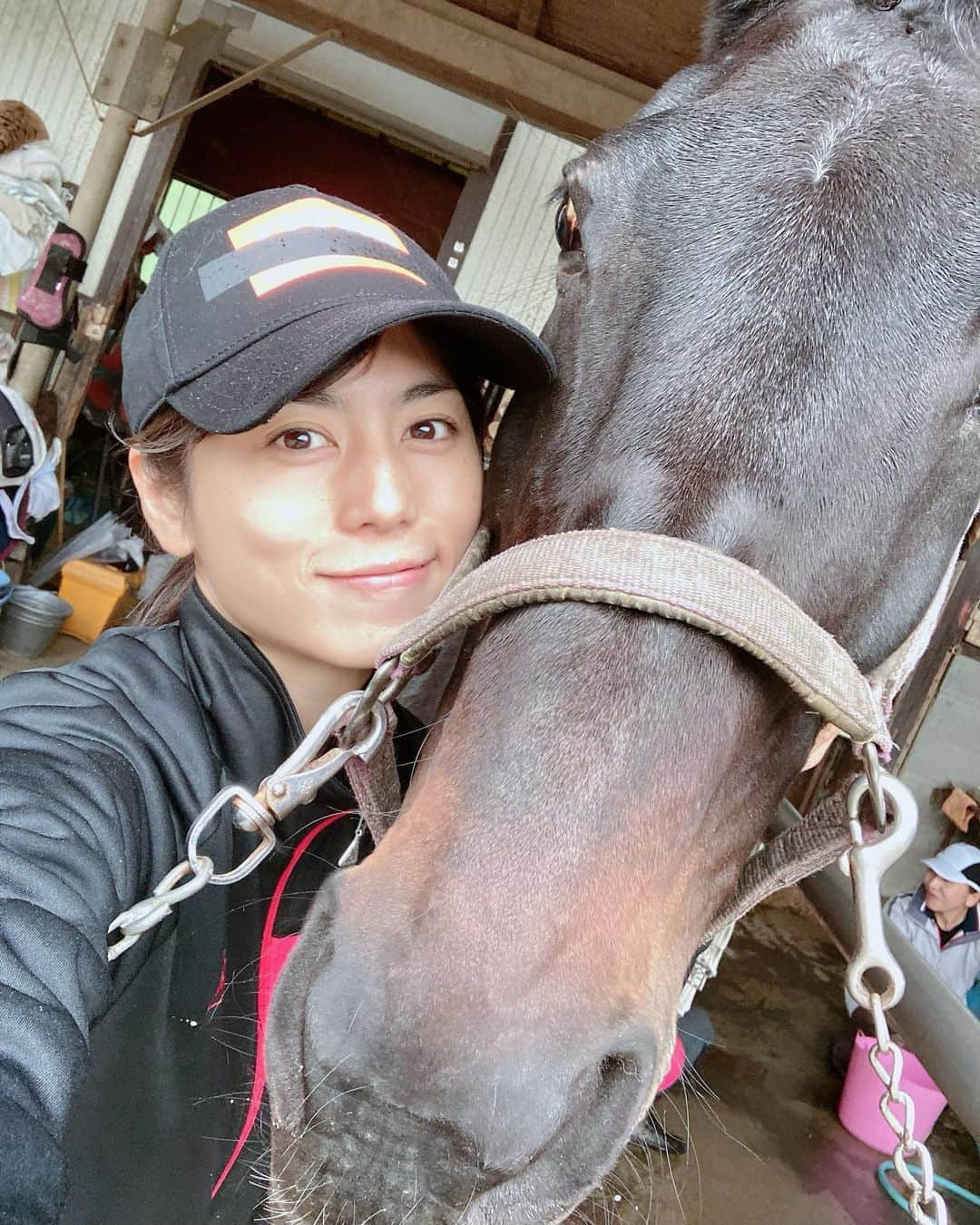 芳野友美さんのインスタグラム写真 - (芳野友美Instagram)「#乗馬レッスン ！！ 朝から雨で乗れるかなーと心配しつつ行ったけど乗れた❤︎ 馬場はギリギリの状態だったけど今日の相棒のナオコちゃんにお付き合いいただきましたー！ ナオコに乗ったのは3回目☺︎ ほんとお利口さんで完全にリードしてもらってます（笑） #雨の中の乗馬 もなかなか◎でした！ 昨日のトリック写真？（笑）の真相はブログを見てねー😁」10月23日 23時46分 - yumi_yoshino_1980