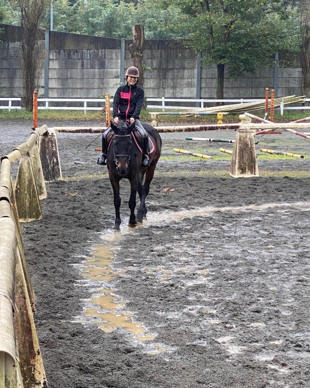 芳野友美さんのインスタグラム写真 - (芳野友美Instagram)「#乗馬レッスン ！！ 朝から雨で乗れるかなーと心配しつつ行ったけど乗れた❤︎ 馬場はギリギリの状態だったけど今日の相棒のナオコちゃんにお付き合いいただきましたー！ ナオコに乗ったのは3回目☺︎ ほんとお利口さんで完全にリードしてもらってます（笑） #雨の中の乗馬 もなかなか◎でした！ 昨日のトリック写真？（笑）の真相はブログを見てねー😁」10月23日 23時46分 - yumi_yoshino_1980