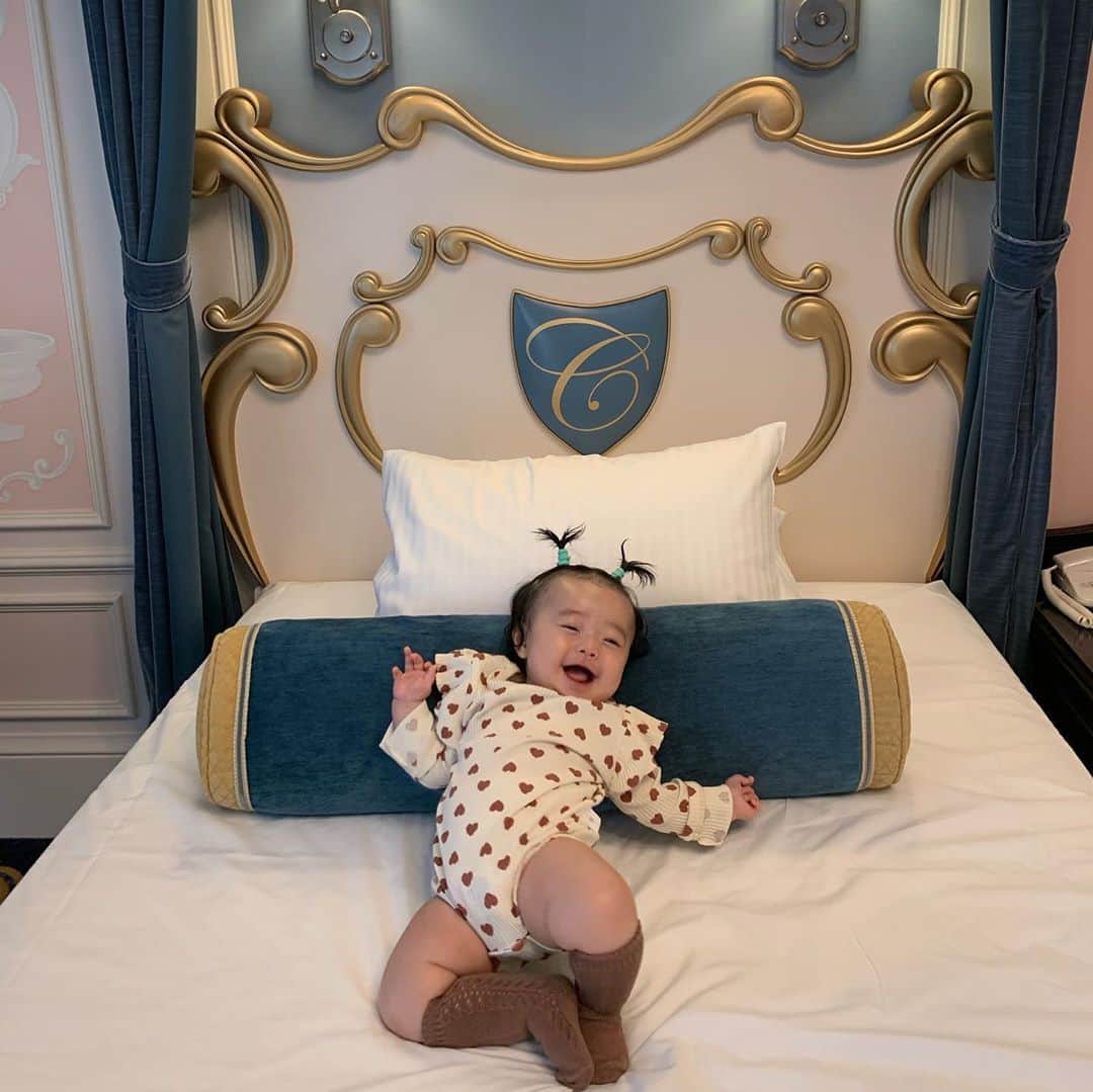のインスタグラム：「ディズニーランドホテルに初めてのお泊まり🌹🌹🌹✨」