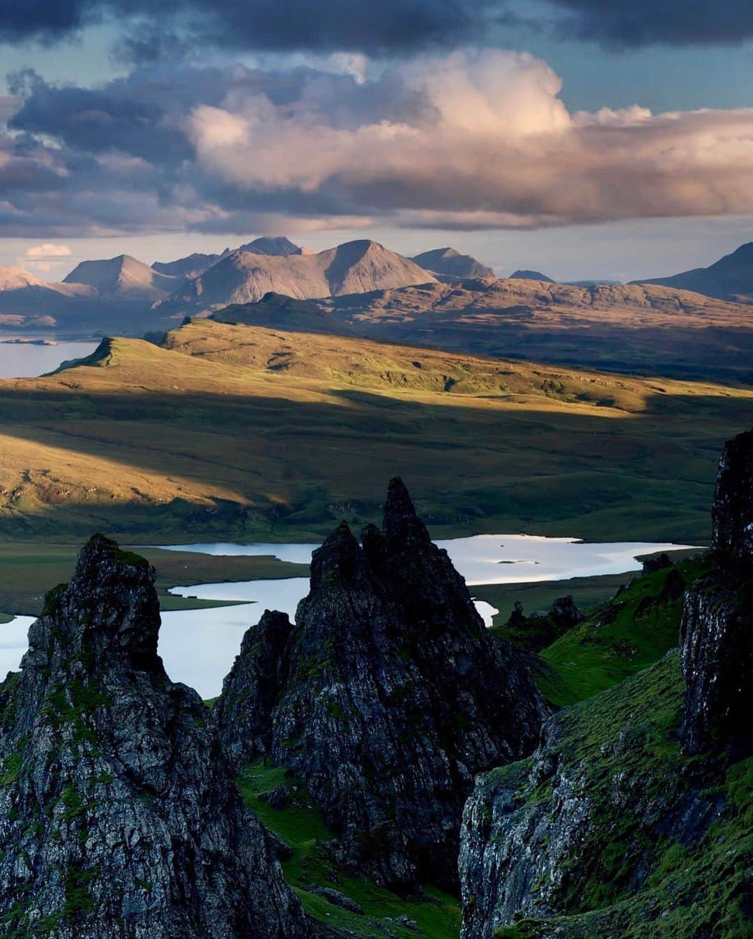 National Geographic Travelさんのインスタグラム写真 - (National Geographic TravelInstagram)「Photo by @jimrichardsonng / From the Storr the view of the Isle of Skye is layered with complex geology, the story of volcanoes, landslips, mountain uplift, and erosion. But mostly it is just spectacular, and I had a really brilliant day with shafts of light and shadows quilting the scene. It's amazing to think what earthly turmoil went into making this scene. For more Scotland pictures follow @JimRichardsonNG. #Scotland」10月23日 23時40分 - natgeotravel