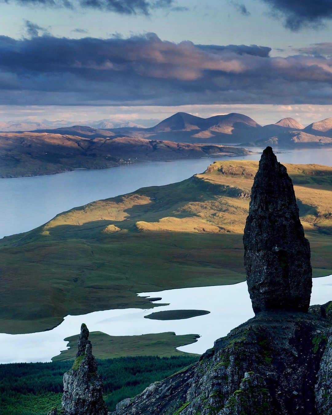 National Geographic Travelさんのインスタグラム写真 - (National Geographic TravelInstagram)「Photo by @jimrichardsonng / From the Storr the view of the Isle of Skye is layered with complex geology, the story of volcanoes, landslips, mountain uplift, and erosion. But mostly it is just spectacular, and I had a really brilliant day with shafts of light and shadows quilting the scene. It's amazing to think what earthly turmoil went into making this scene. For more Scotland pictures follow @JimRichardsonNG. #Scotland」10月23日 23時40分 - natgeotravel