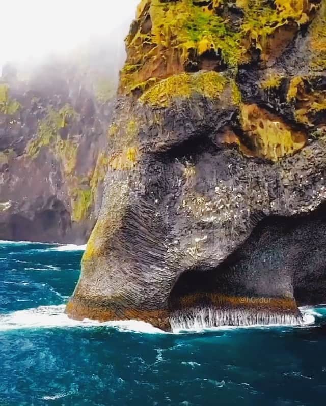 カロライナディークマンのインスタグラム：「o que vc enxerga? eu enxergo a natureza inspirando  e nos convidando a refletir sobre sua perfeição... essa rocha é real  e fica na ilha de heimaey,  na islândia  via @h0rdur」