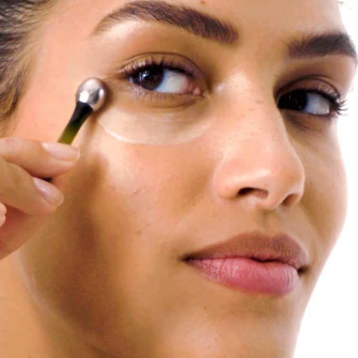 ドゥラメールのインスタグラム：「How do you apply The Eye Concentrate? We recommend twice daily. Dab a small amount onto applicator and gently massage onto eye area for increased microcirculation. Our favorite beauty hack? Stow our eye treatment applicator in the fridge for 3 to 5 minutes for a refreshing revamp of your go-to eye regimen.」
